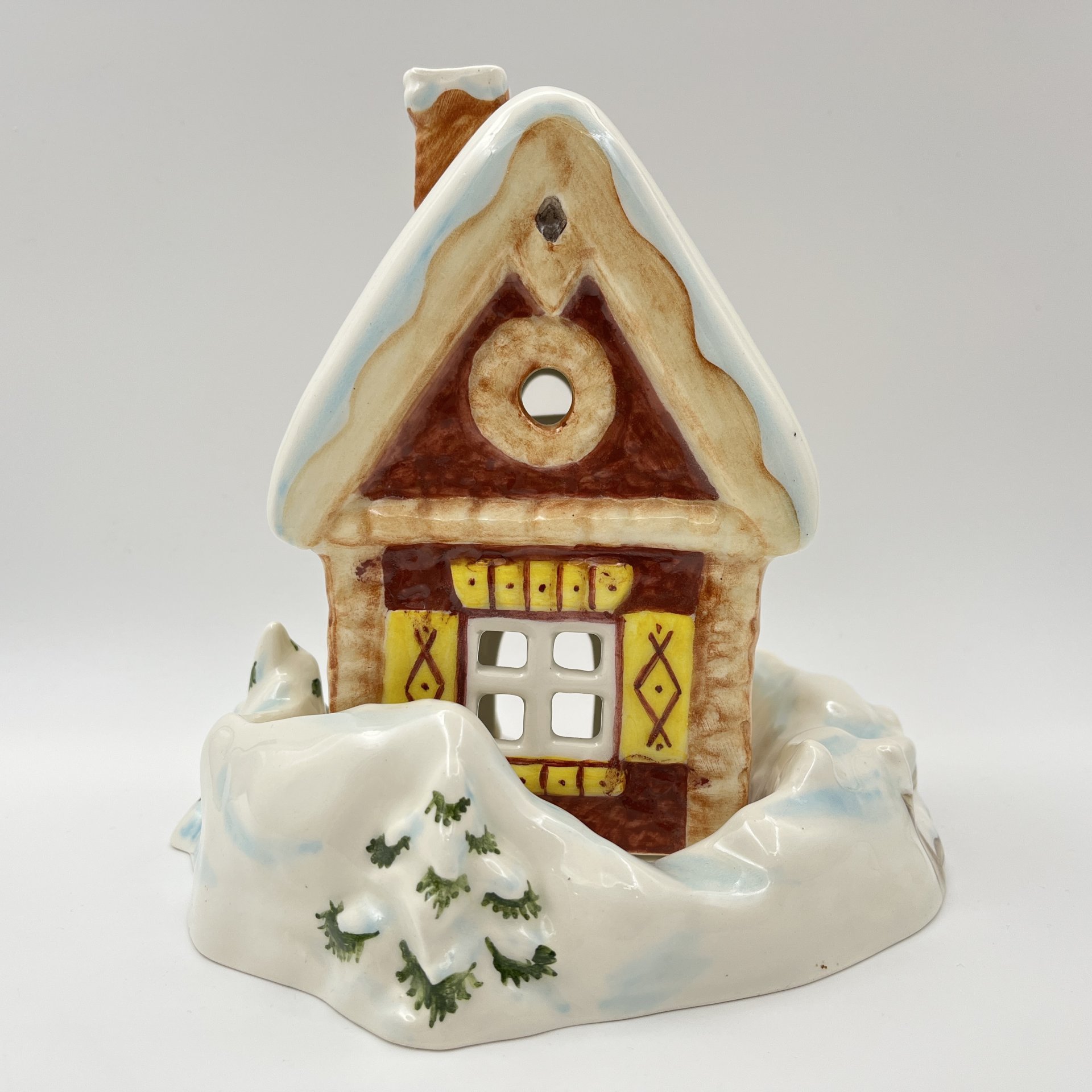 Подсвечник "Домик" по модели автора Д.И. Нефедьева, Конаковский фаянсовый завод, фаянс, роспись, Российская Федерация, 2010-2020 гг.