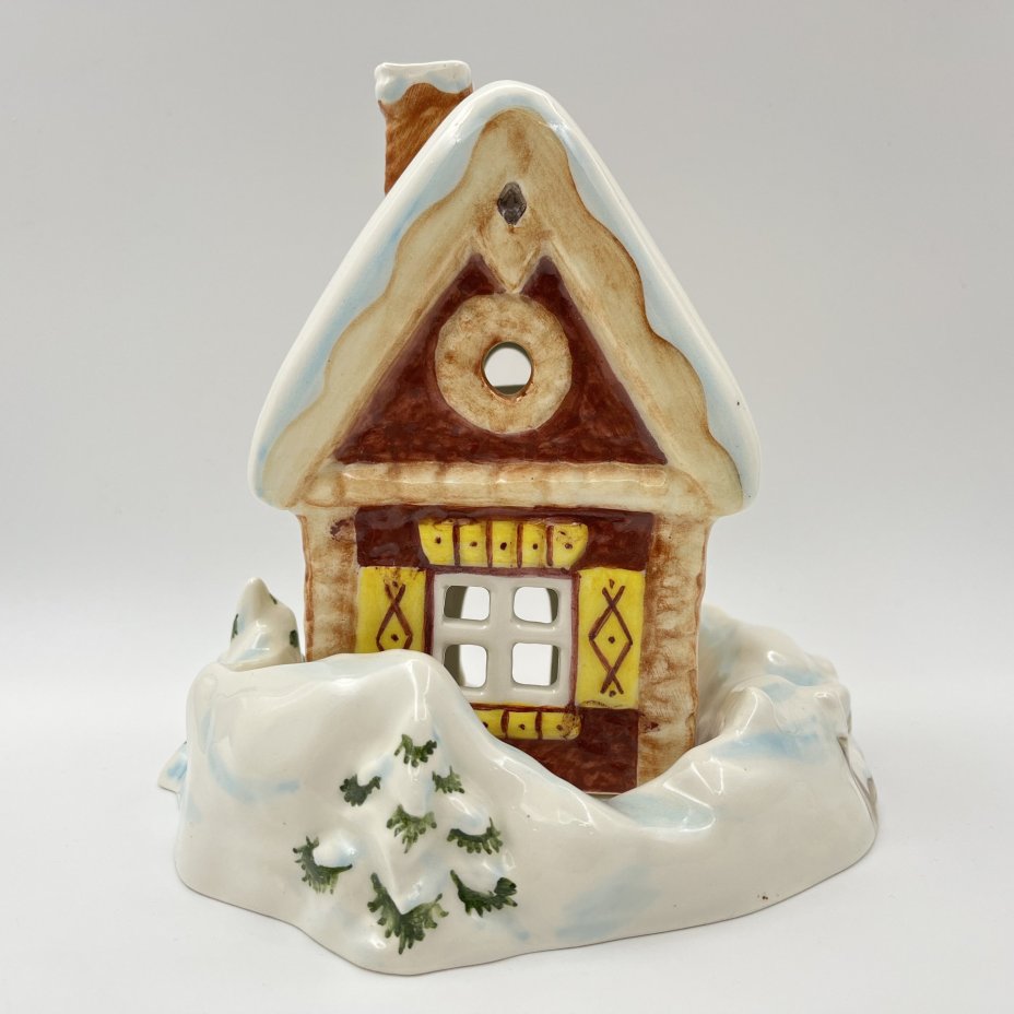 Подсвечник "Домик" по модели автора Д.И. Нефедьева, Конаковский фаянсовый завод, фаянс, роспись, Российская Федерация, 2010-2020 гг.