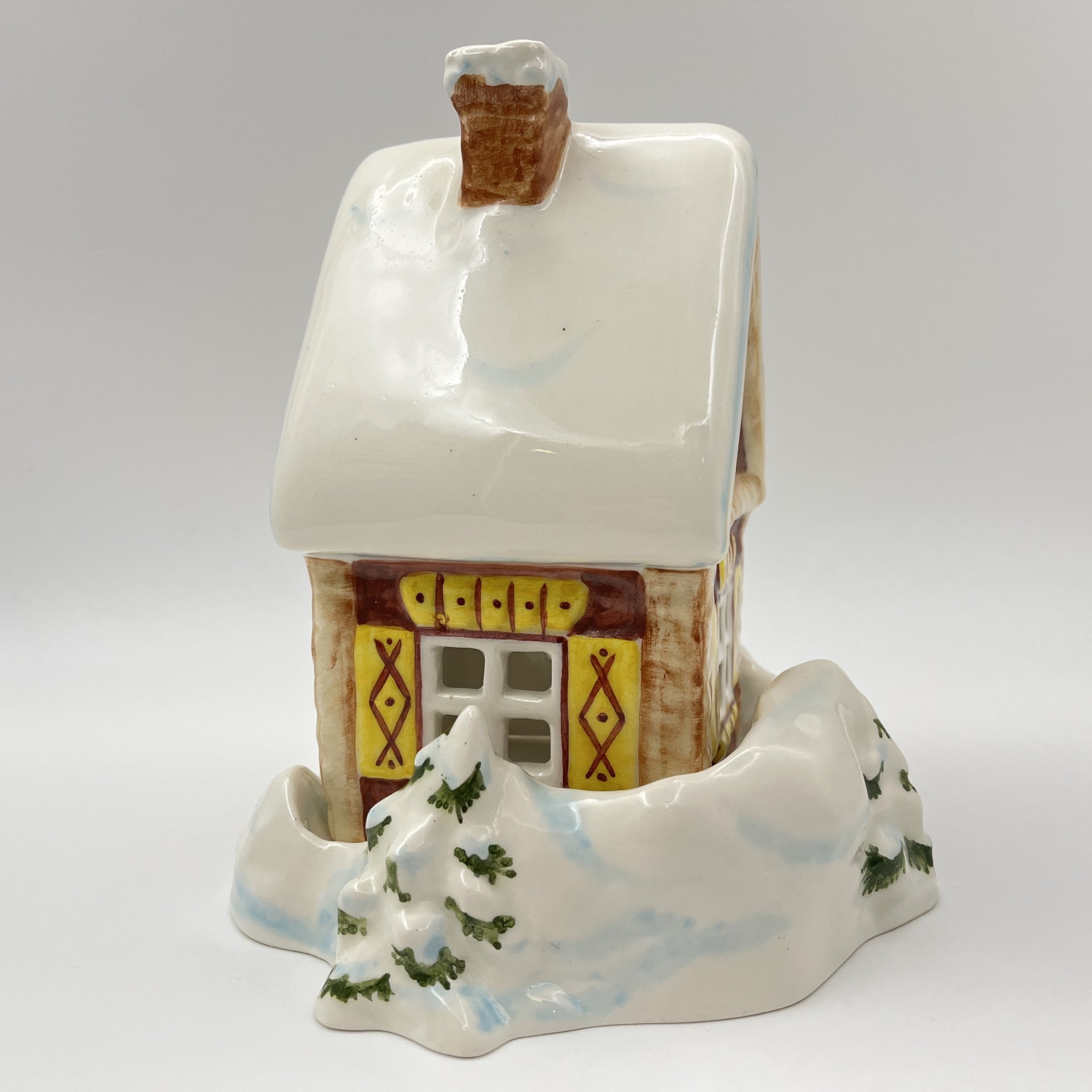 Подсвечник "Домик" по модели автора Д.И. Нефедьева, Конаковский фаянсовый завод, фаянс, роспись, Российская Федерация, 2010-2020 гг.