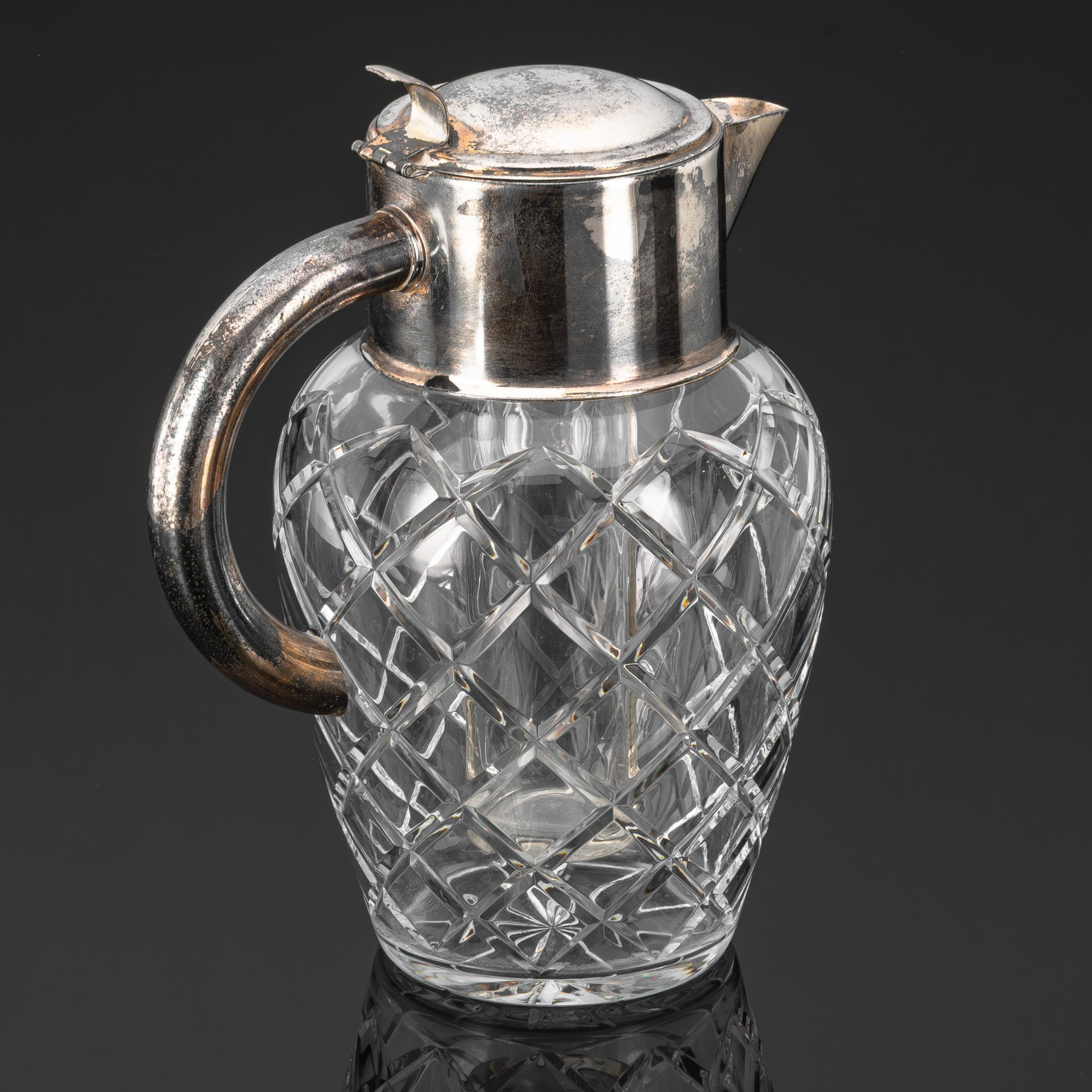 Графин (лимонадник) с колбой для льда внутри, декорирован резным геометрическим узором по тулову