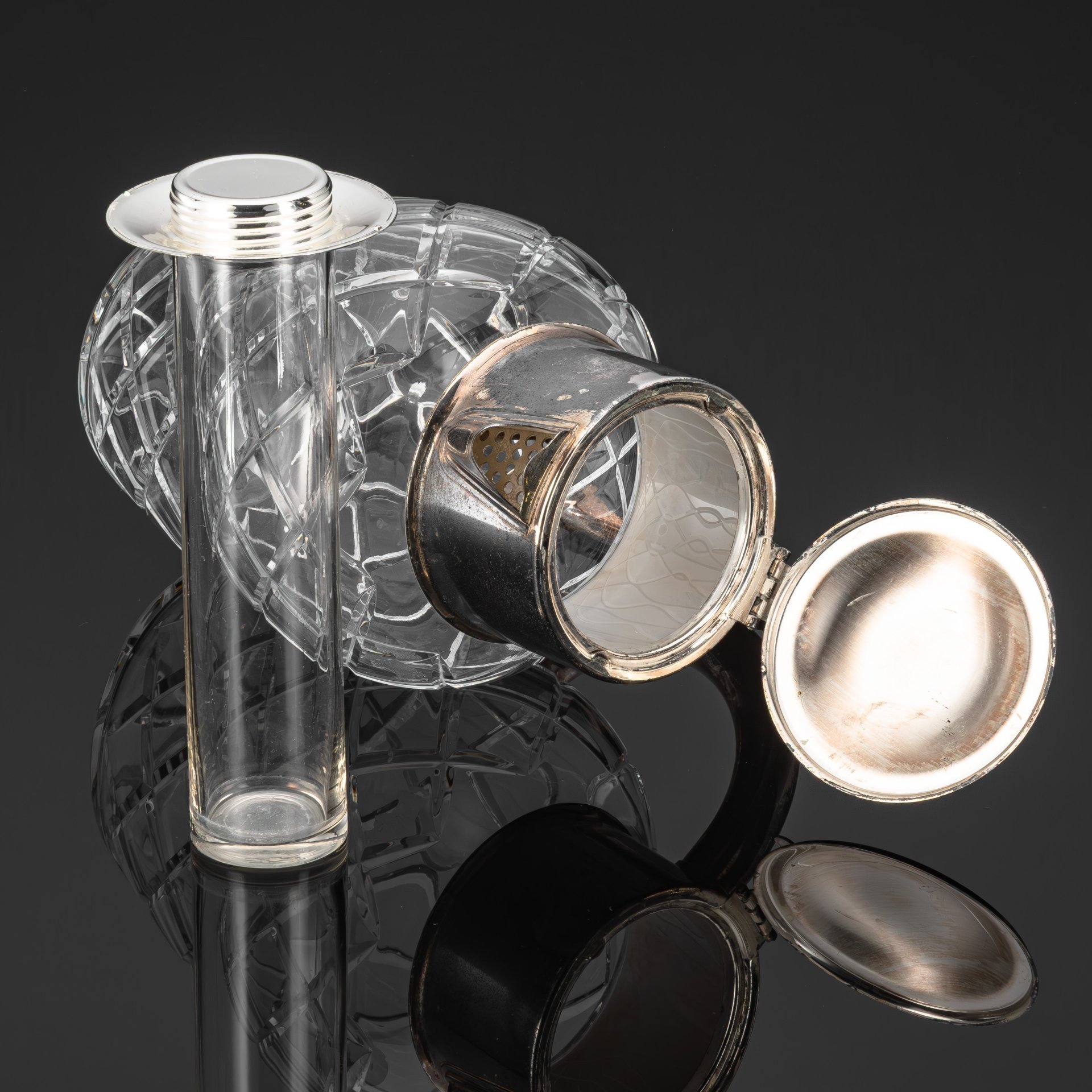 Графин (лимонадник) с колбой для льда внутри, декорирован резным геометрическим узором по тулову