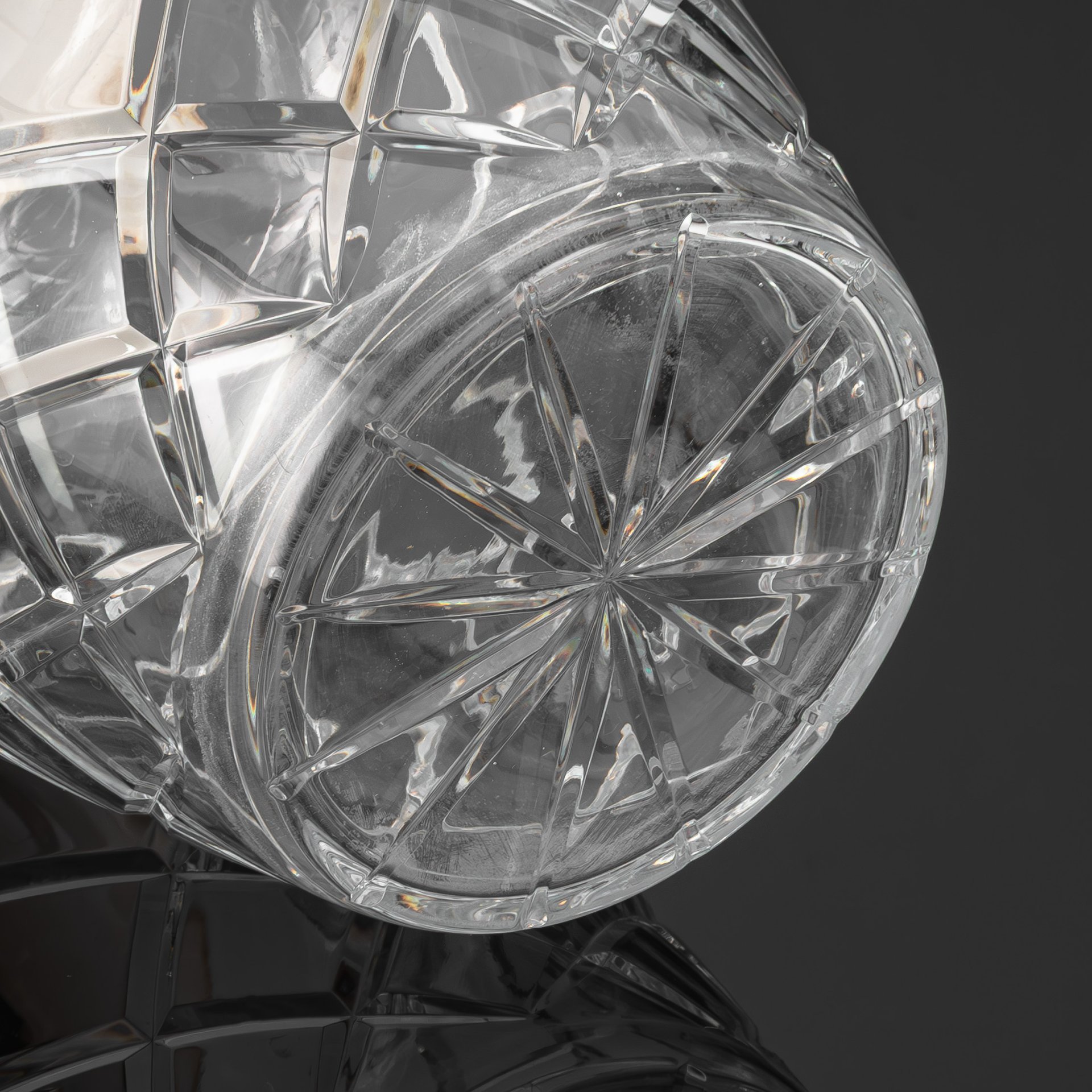 Графин (лимонадник) с колбой для льда внутри, декорирован резным геометрическим узором по тулову