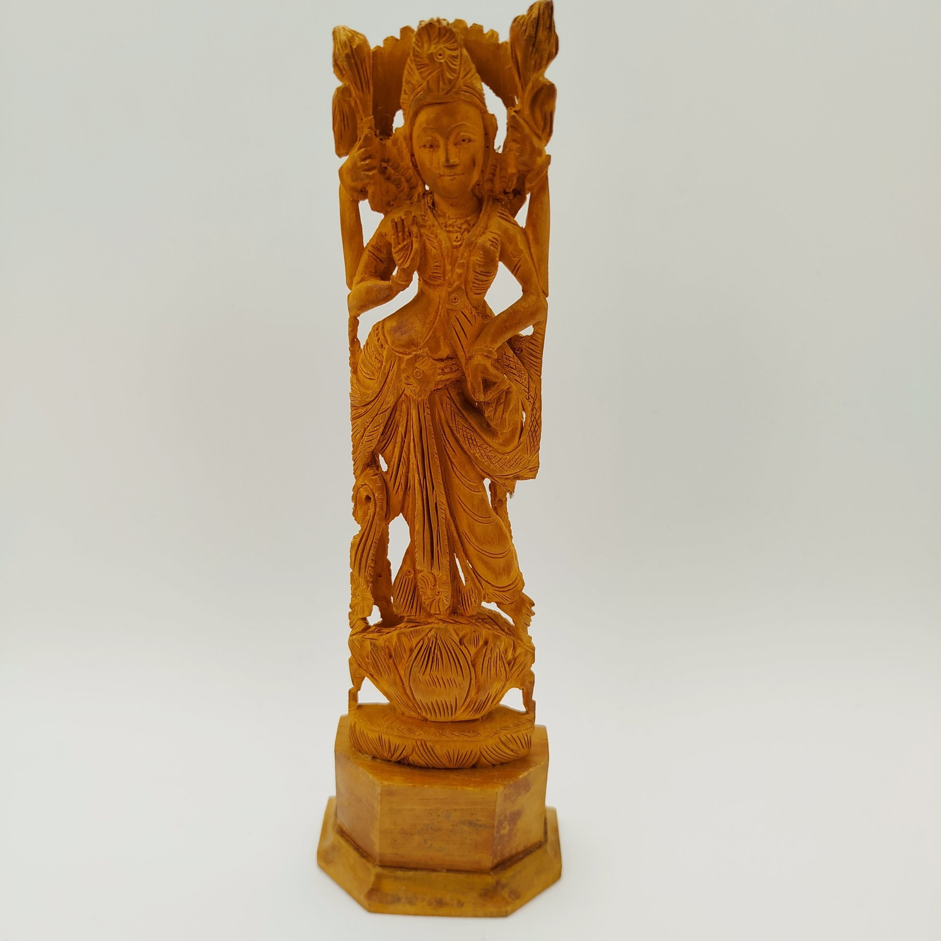 Статуэтка "Лакшми" (в индуизме богиня семейного благополучия, удачи, процветания, является олицетворением красоты), дерево, резьба, Индия, 1970-1990 гг.