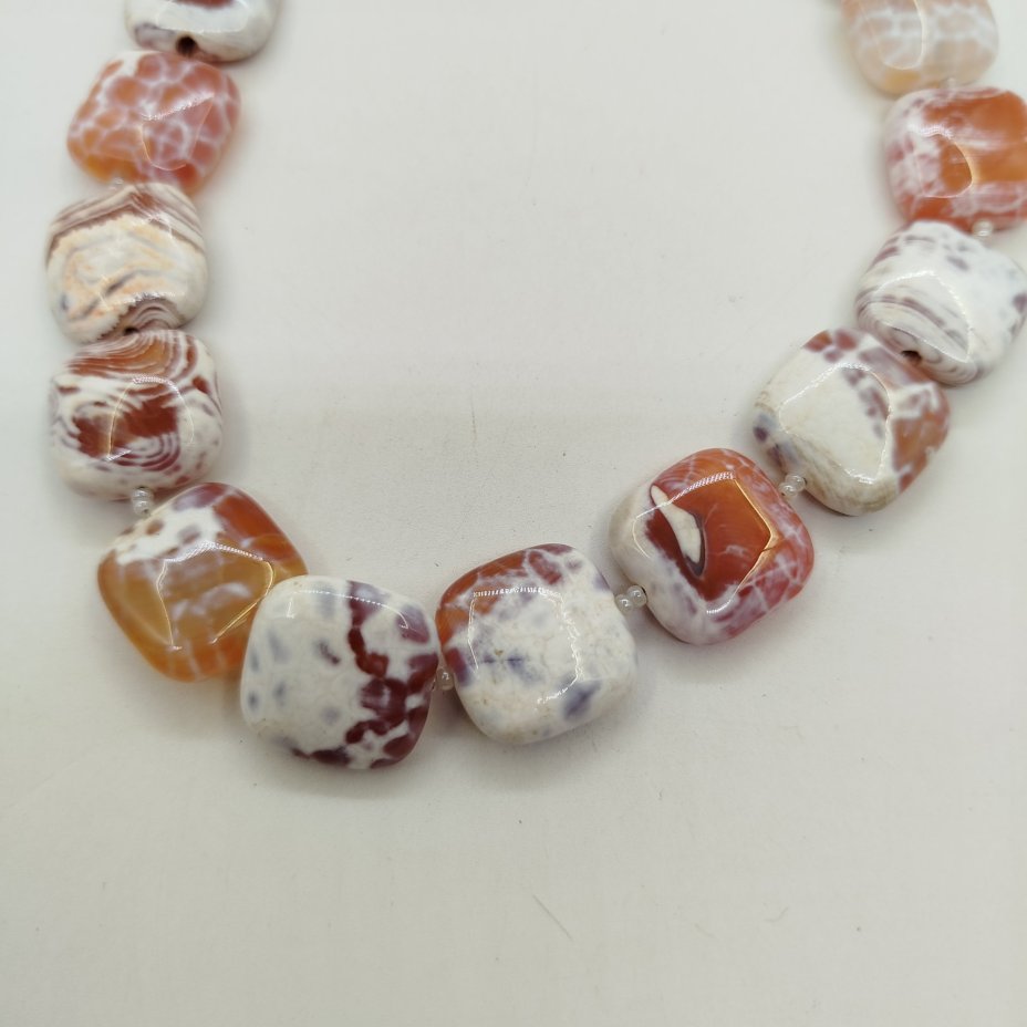 Бусы с бусинами квадратной формы