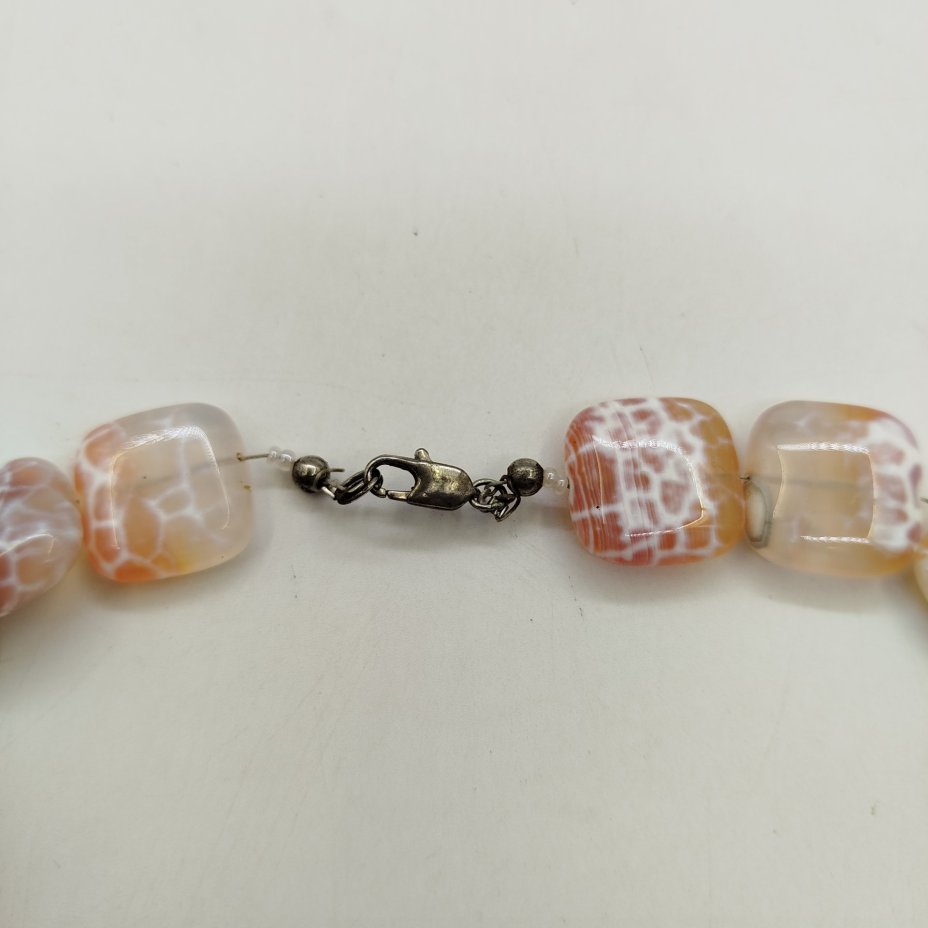 Бусы с бусинами квадратной формы