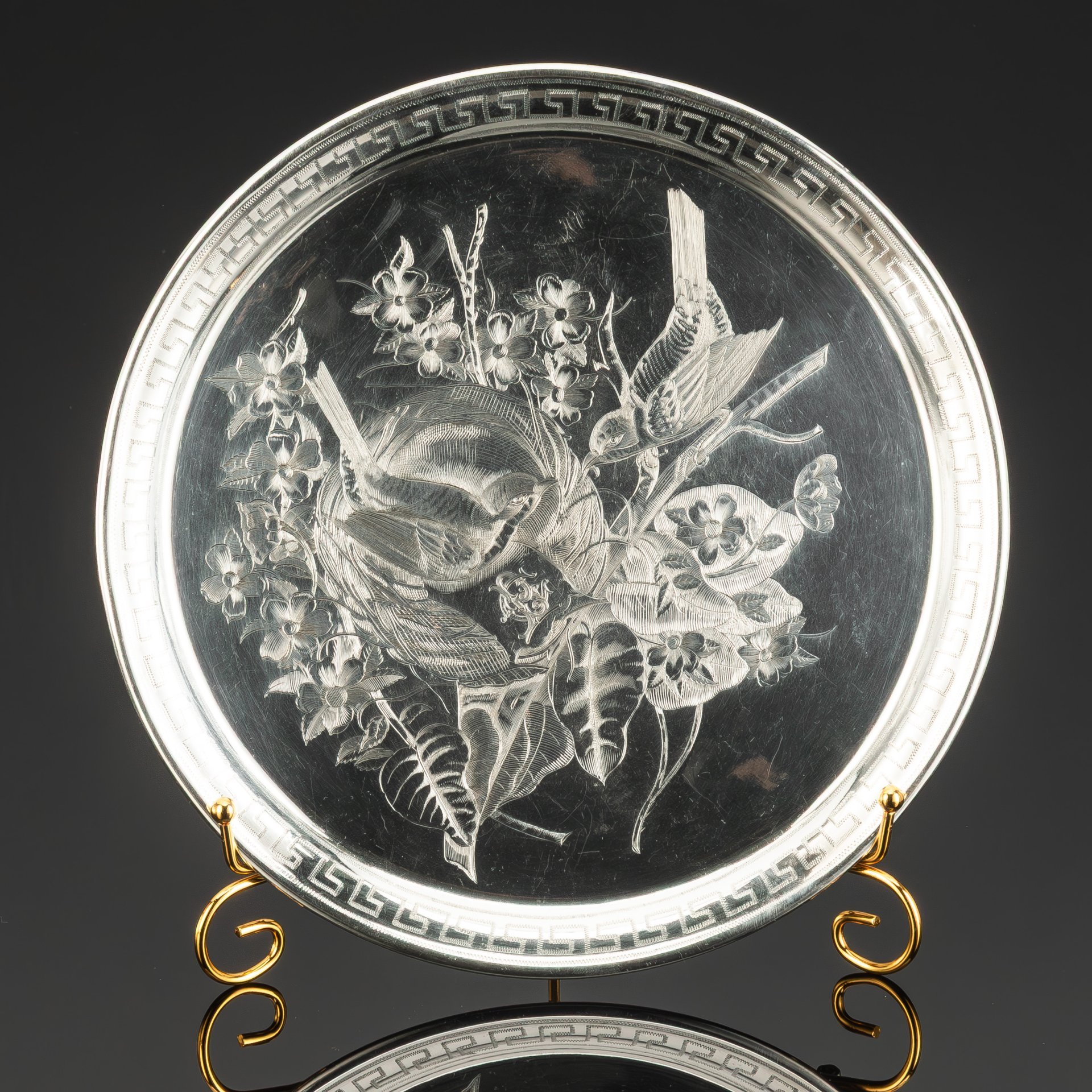 Круглый поднос на ножках, украшенный изображением гнездящихся птиц, мануфактура Gombault, металл, серебрение, Франция, 1860-1888 гг.