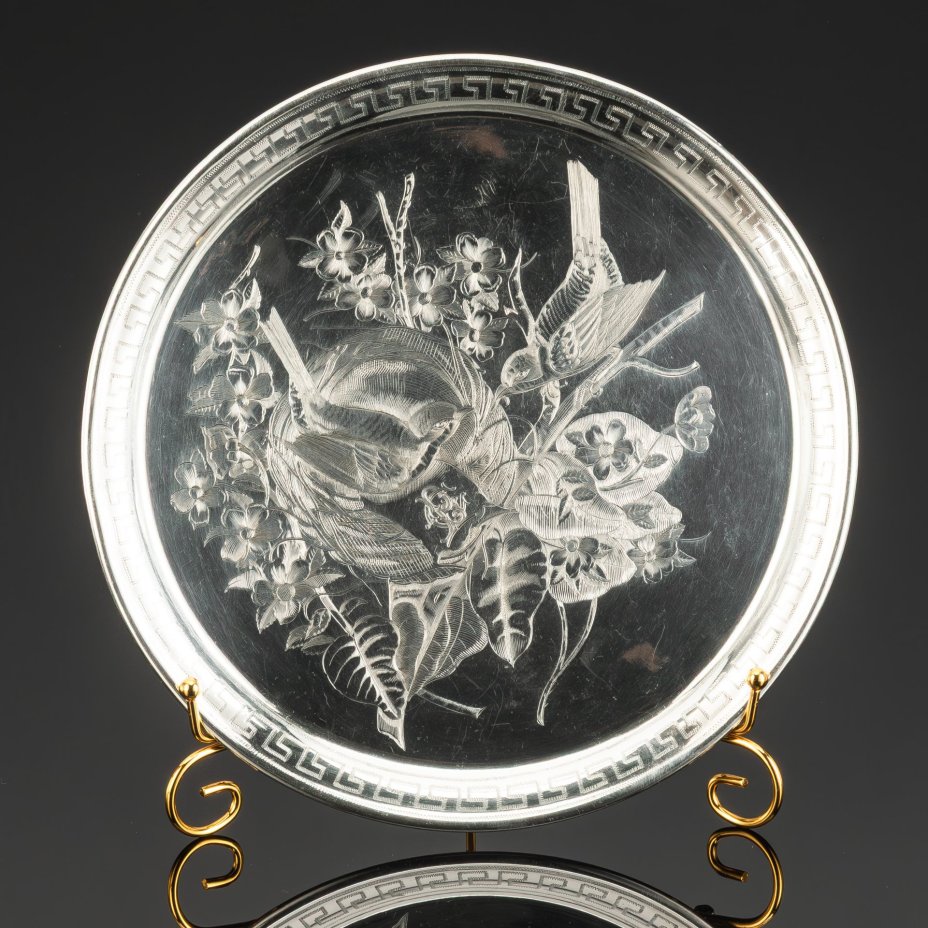 Круглый поднос на ножках, украшенный изображением гнездящихся птиц, мануфактура Gombault, металл, серебрение, Франция, 1860-1888 гг.