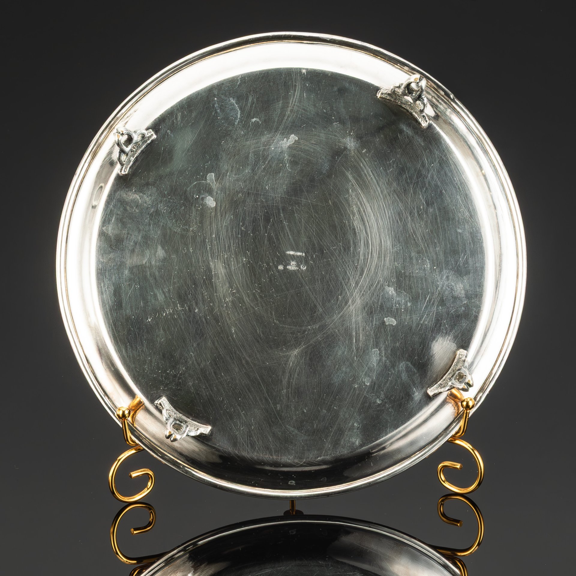 Круглый поднос на ножках, украшенный изображением гнездящихся птиц, мануфактура Gombault, металл, серебрение, Франция, 1860-1888 гг.