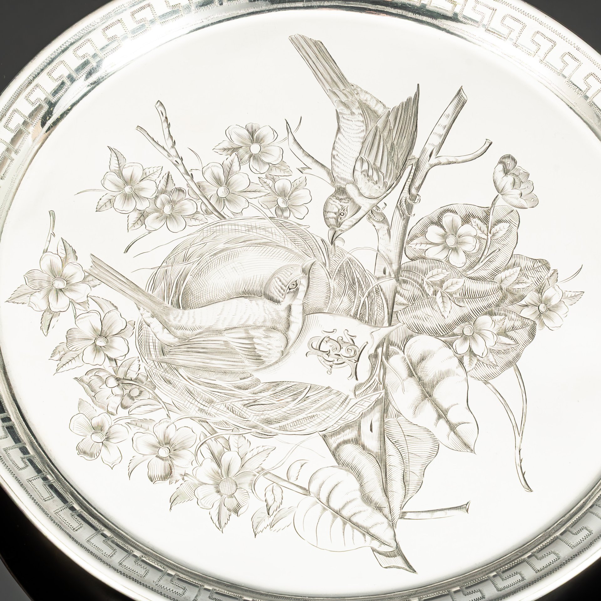 Круглый поднос на ножках, украшенный изображением гнездящихся птиц, мануфактура Gombault, металл, серебрение, Франция, 1860-1888 гг.