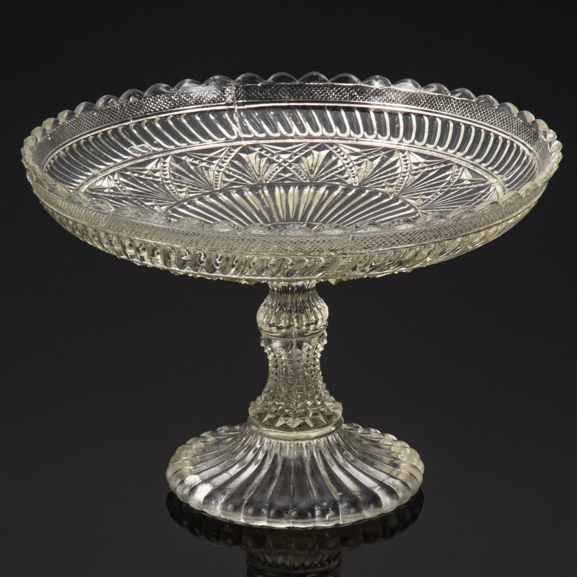 Ваза для фруктов с рельефным резным декором, хрусталь, пресс, Российская империя, 1900-1917 гг.