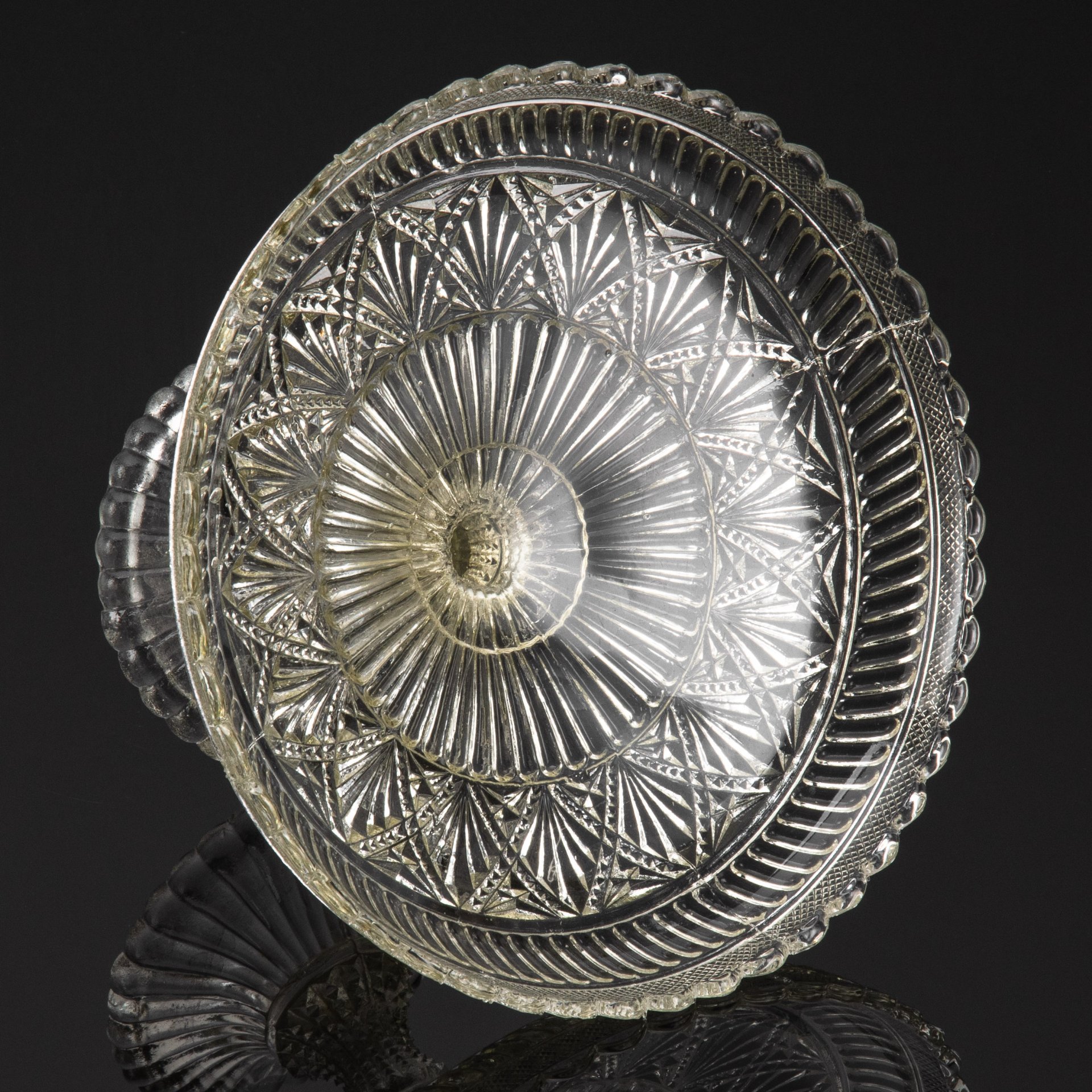 Ваза для фруктов с рельефным резным декором, хрусталь, пресс, Российская империя, 1900-1917 гг.