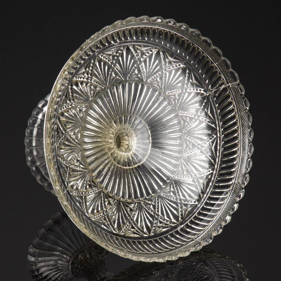 Ваза для фруктов с рельефным декором