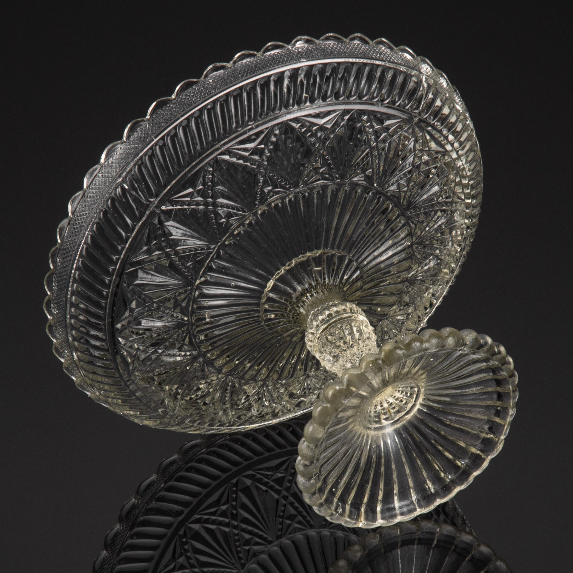 Ваза для фруктов с рельефным резным декором, хрусталь, пресс, Российская империя, 1900-1917 гг.