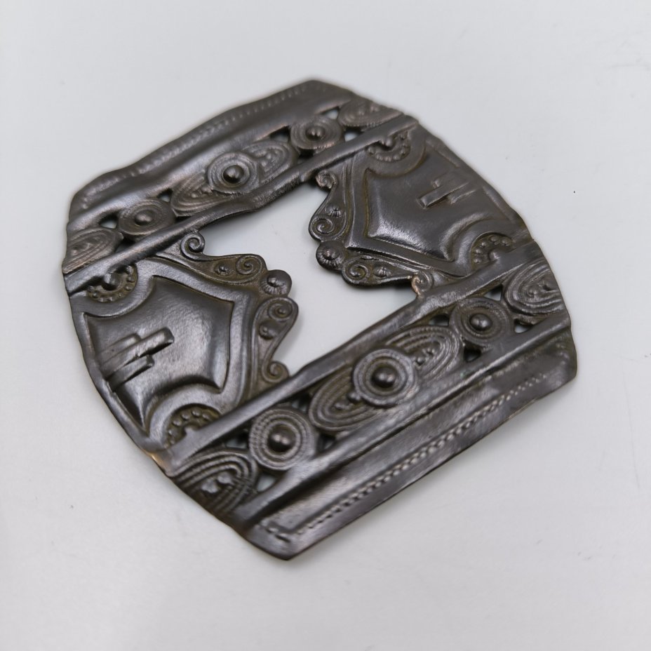 Пряжка женская поясная прямоугольной формы с орнаментальным декором