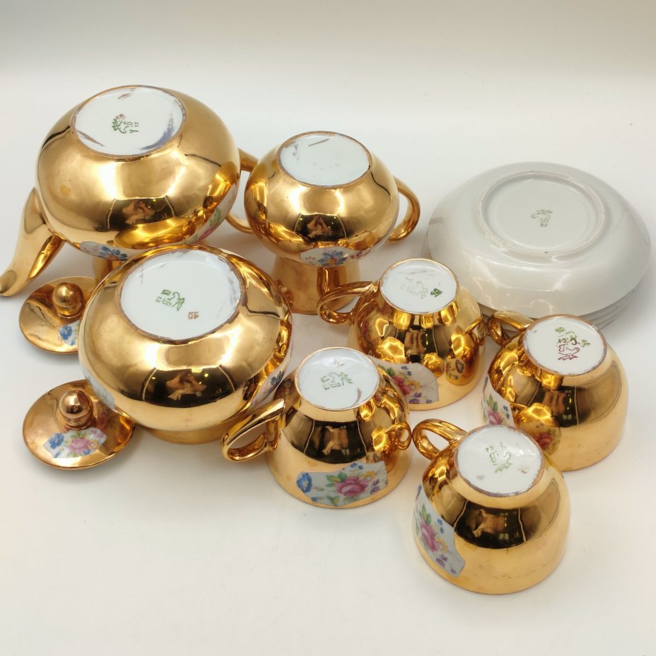 Сервиз чайный в золотом цвете, украшенный цветочным декором на 4 персоны (11 предметов), фарфор, деколь, золочение, Дмитровский фарфоровый завод (ДФЗ Вербилки), СССР, 1965-1991 гг.