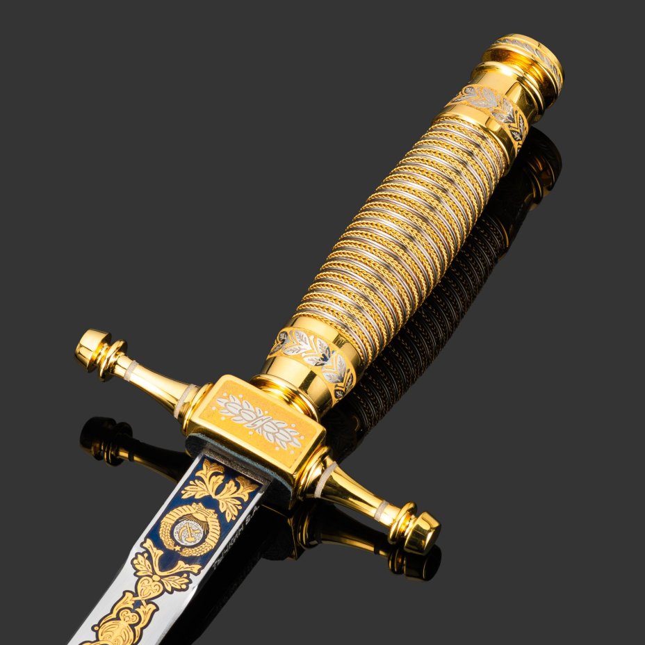 Кортик "80 лет Победы", сталь, латунь, дерево, кожа, золочение; в деревянном подарочном коробе с бархатным ложементом