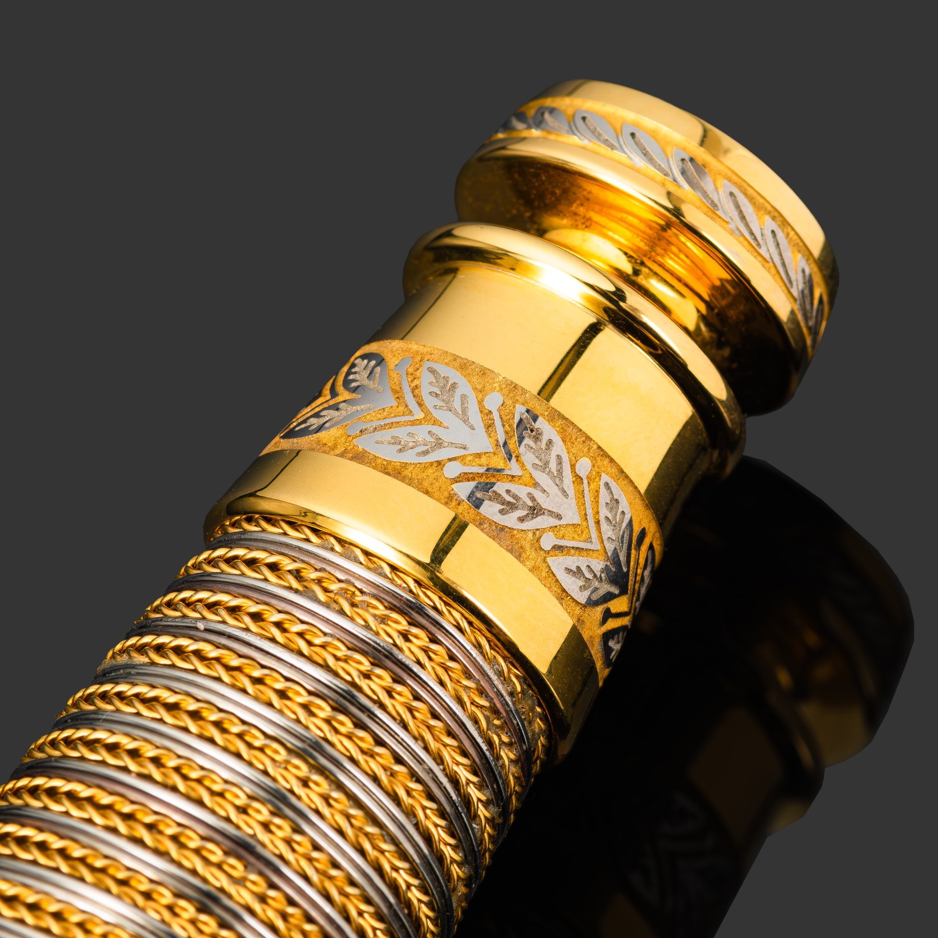 Кортик "80 лет Победы", сталь, латунь, дерево, кожа, золочение; в деревянном подарочном коробе с бархатным ложементом, Российская Федерация, 2025 г.