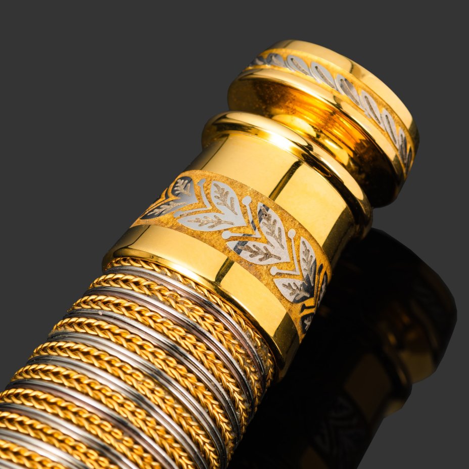 Кортик "80 лет Победы", сталь, латунь, дерево, кожа, золочение; в деревянном подарочном коробе с бархатным ложементом