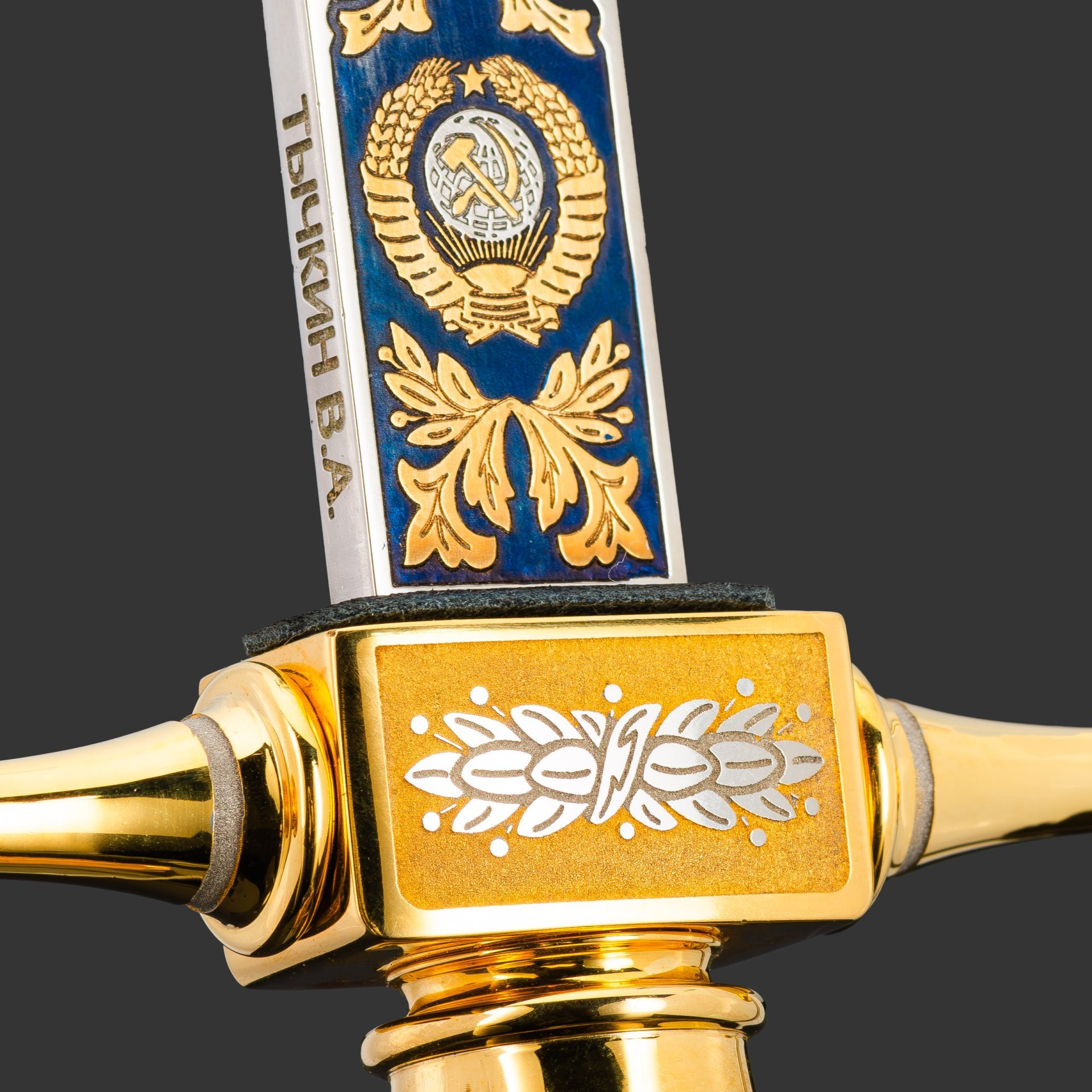 Кортик "80 лет Победы", сталь, латунь, дерево, кожа, золочение; в деревянном подарочном коробе с бархатным ложементом, Российская Федерация, 2025 г.