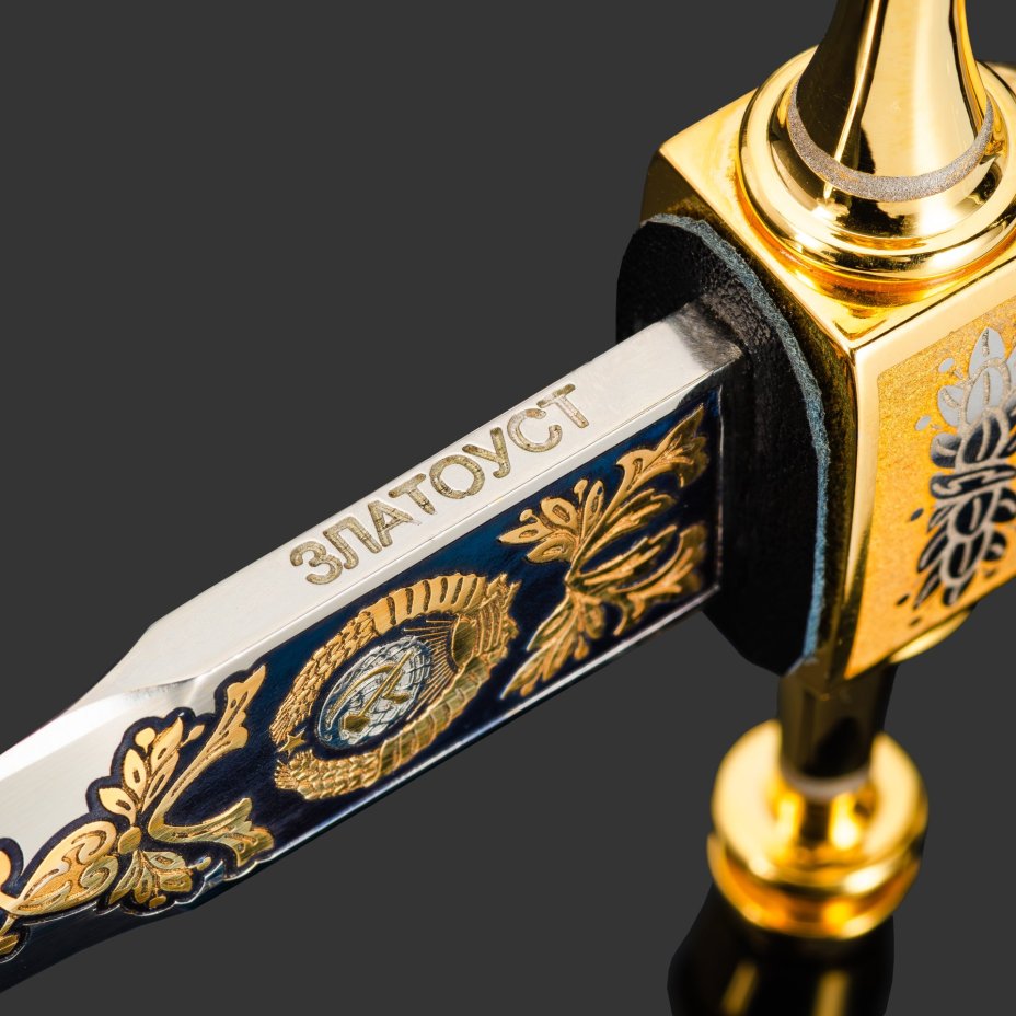 Кортик "80 лет Победы", сталь, латунь, дерево, кожа, золочение; в деревянном подарочном коробе с бархатным ложементом