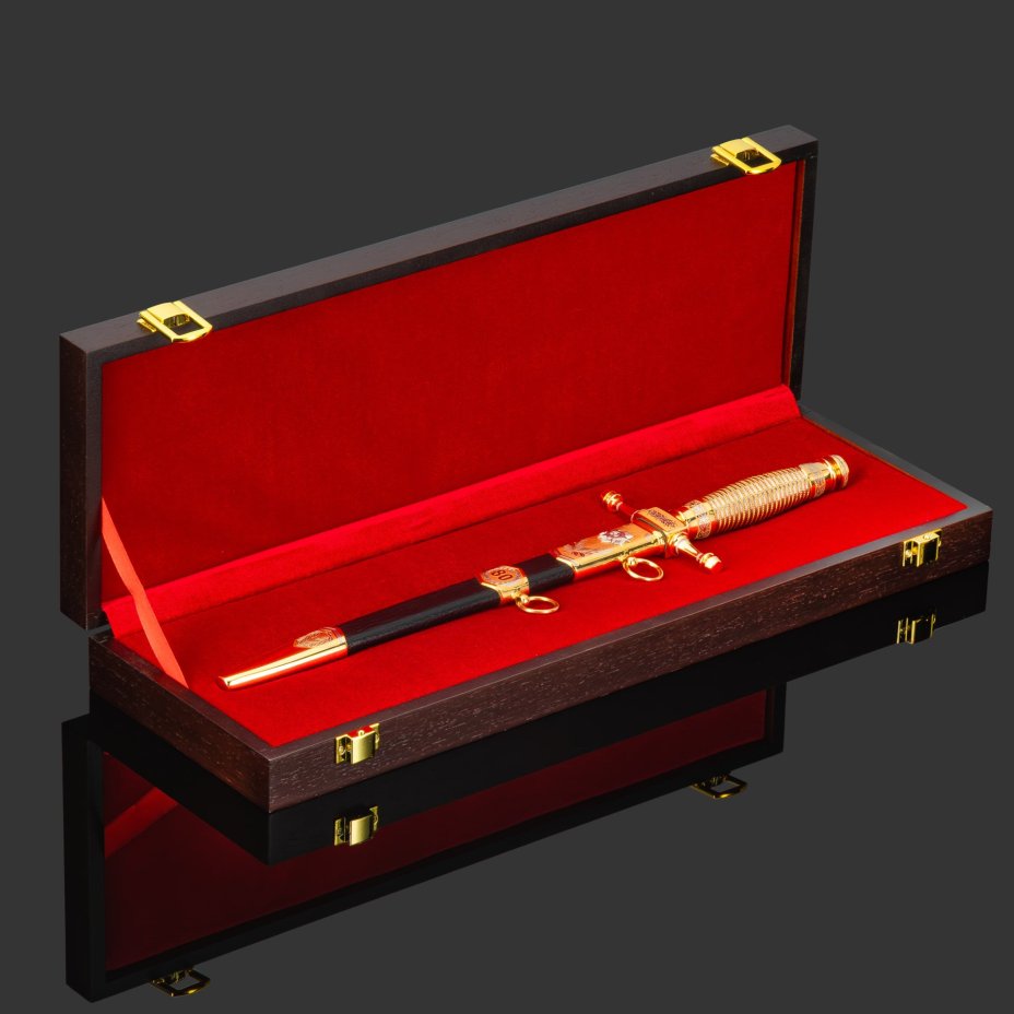 Кортик "80 лет Победы", сталь, латунь, дерево, кожа, золочение; в деревянном подарочном коробе с бархатным ложементом