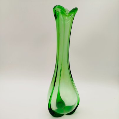 Ваза «Волна» зеленого цвета, стекло, Ленинградский стекольный комбинат «Победа» (Колпино), СССР, 1970-1990 гг.