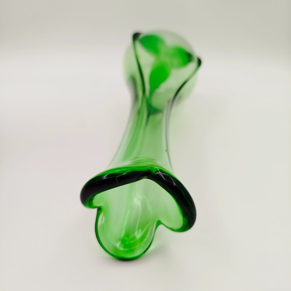 Ваза «Волна» зеленого цвета