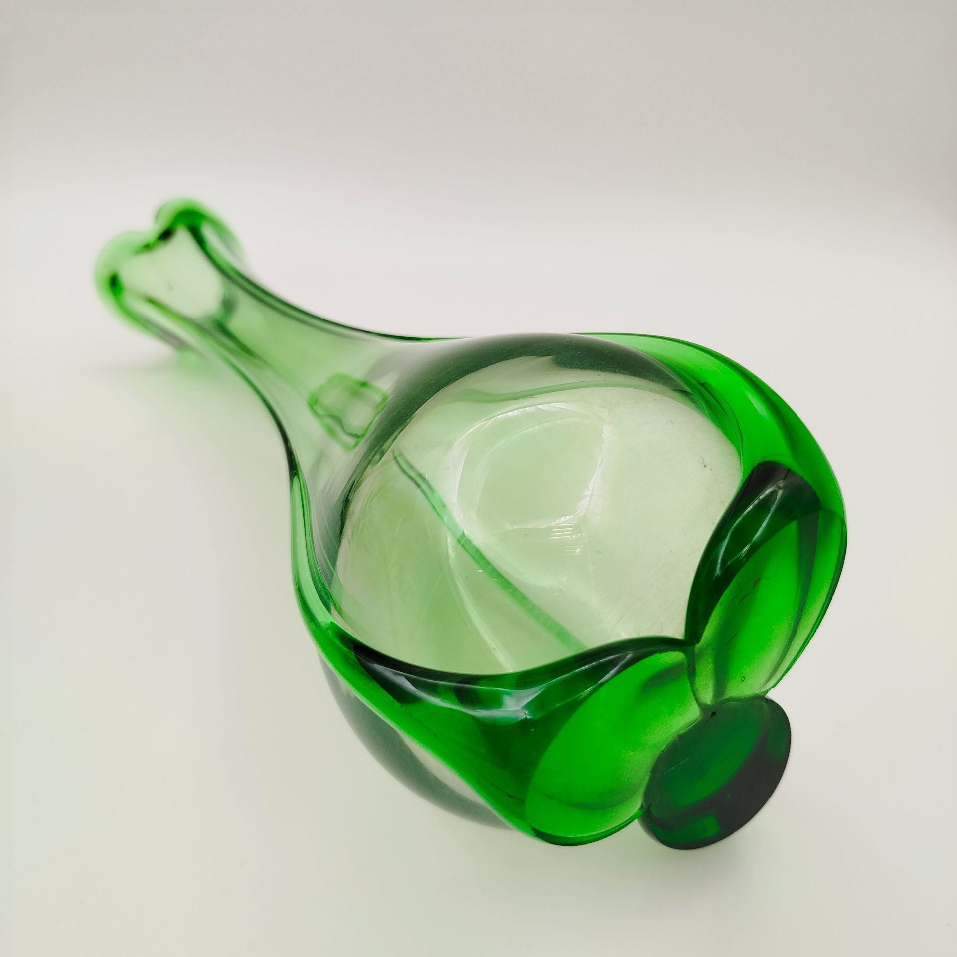 Ваза «Волна» зеленого цвета, стекло, Ленинградский стекольный комбинат «Победа» (Колпино), СССР, 1970-1990 гг.