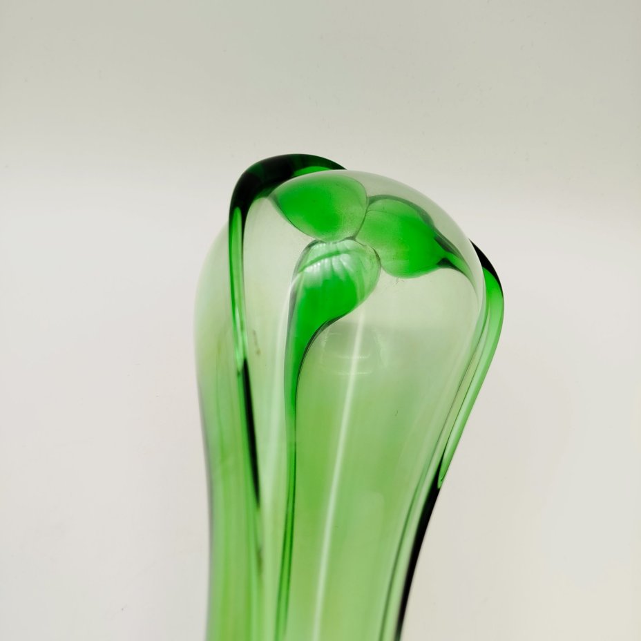 Ваза «Волна» зеленого цвета