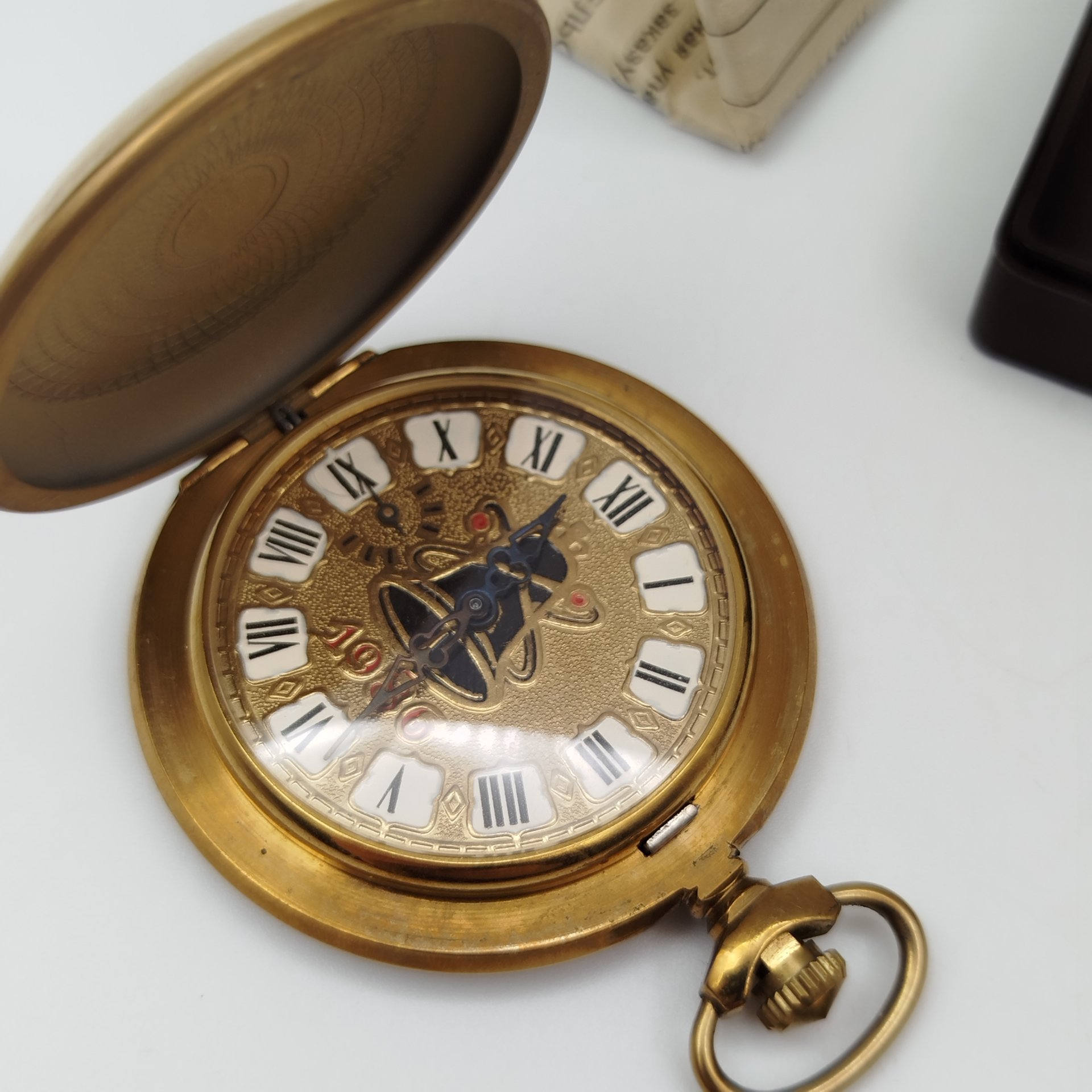 Часы карманные "10-летие событий ЧАЭС" в коробке с гаранитийным таллоном, металл, стекло, пластик, бумага, Челябинский часовой завод «Молния», Российская Федерация, 1996 г.