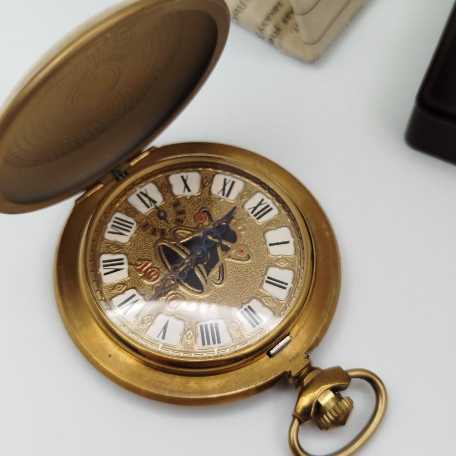 Часы карманные "10-летие событий ЧАЭС" в коробке с гаранитийным таллоном, металл, стекло, пластик, бумага, Челябинский часовой завод «Молния», Российская Федерация, 1996 г.