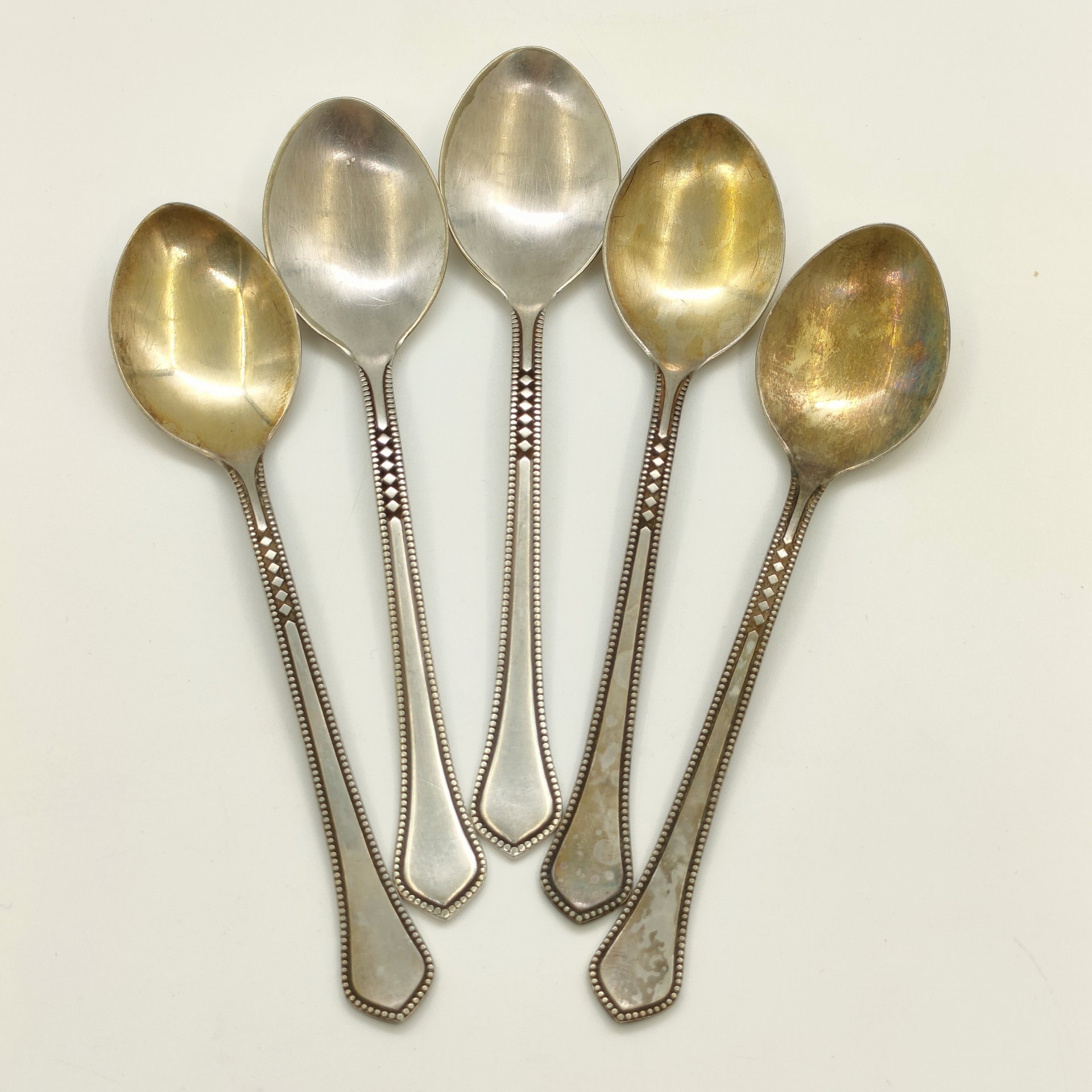 Набор из 5-ти чайных ложек, украшенных геометрическим декором, мНЦ (медь-никель-цинк), Таллинский ювелирный завод, СССР, 1970-1990 гг.