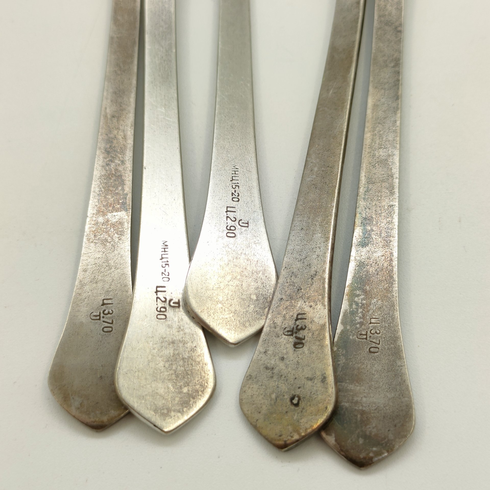 Набор из 5-ти чайных ложек, украшенных геометрическим декором, мНЦ (медь-никель-цинк), Таллинский ювелирный завод, СССР, 1970-1990 гг.