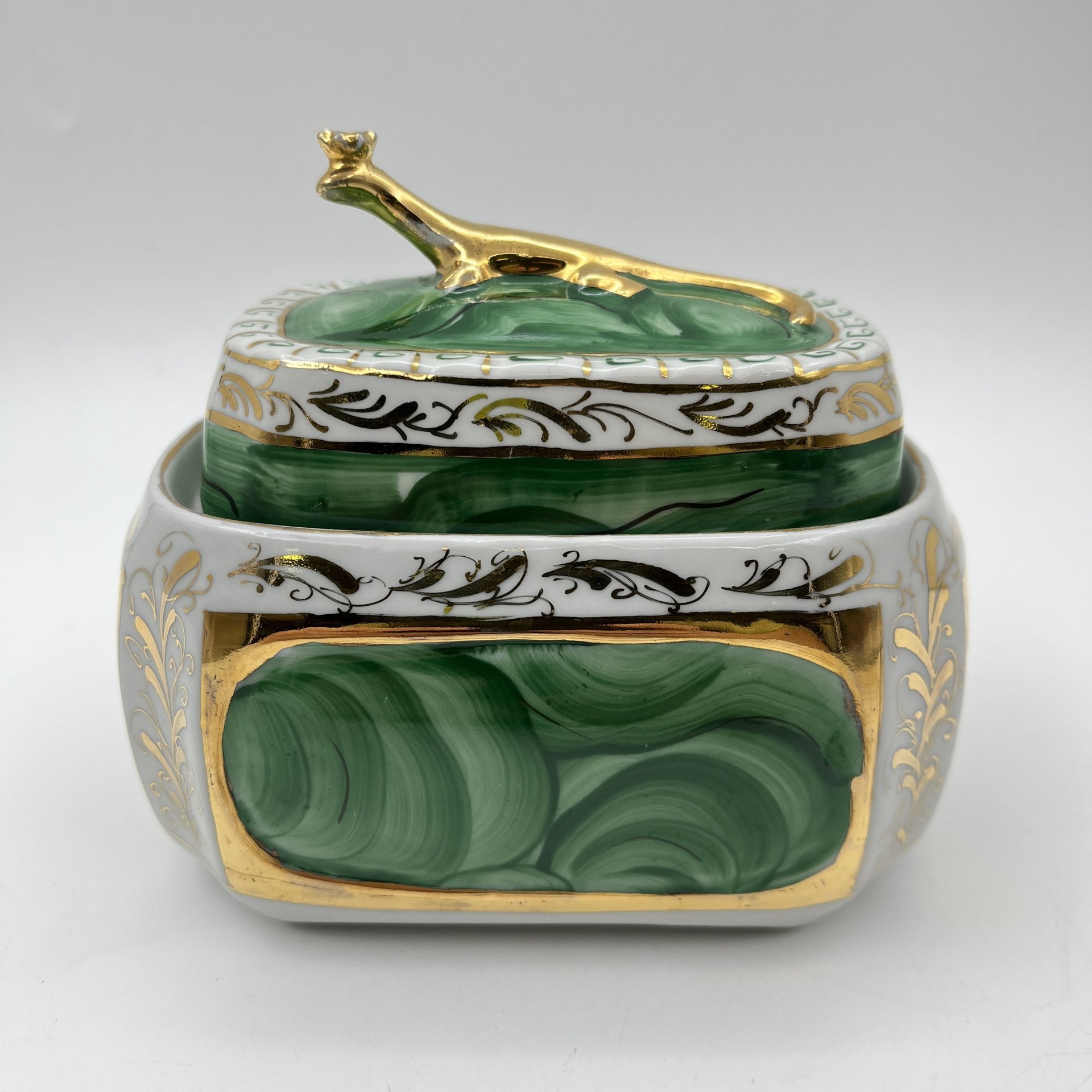 Шкатулка "Малахитовая шкатулка", фарфор, роспись, золочение, Сысертский фарфоровый завод, СССР, 1977-1991 гг.