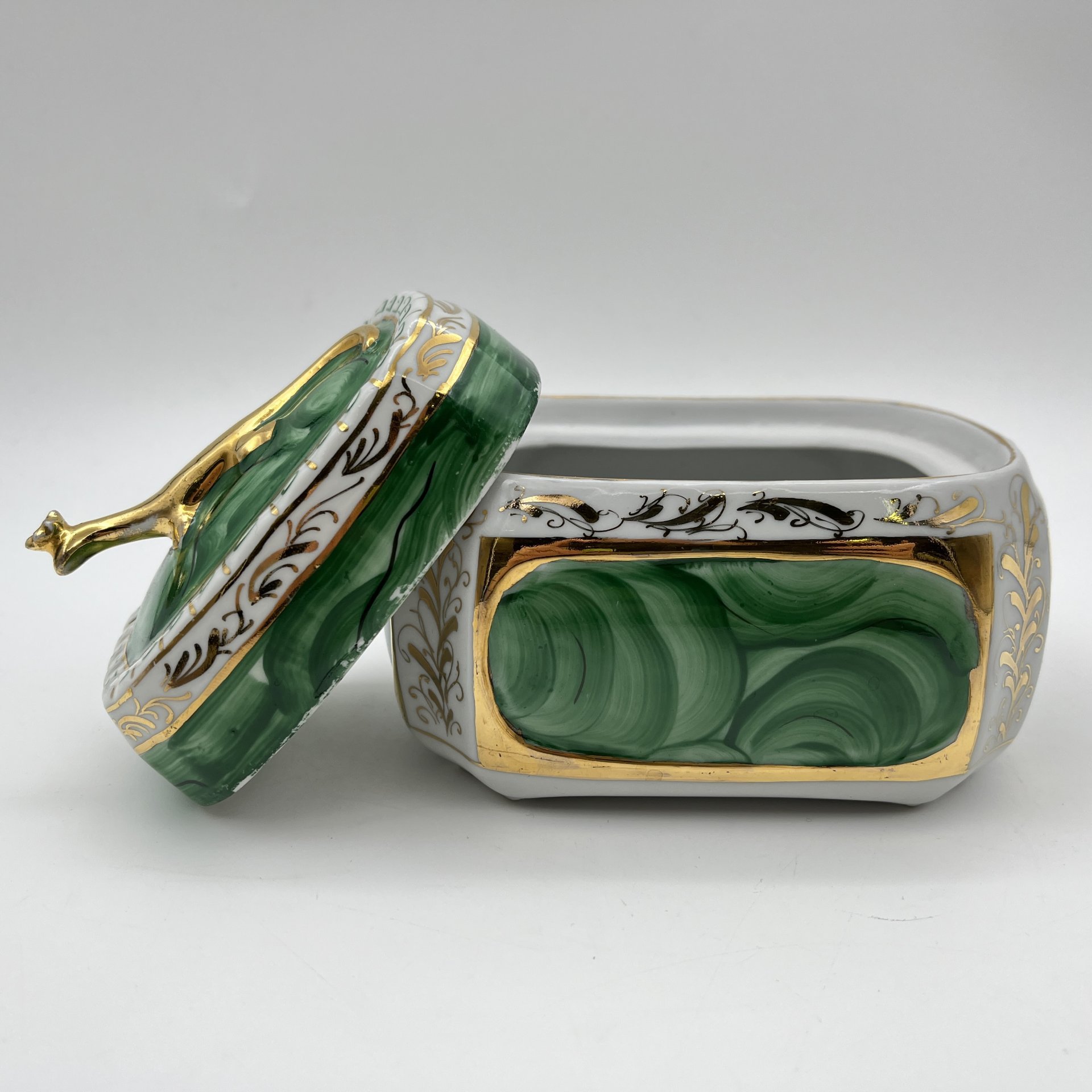 Шкатулка "Малахитовая шкатулка", фарфор, роспись, золочение, Сысертский фарфоровый завод, СССР, 1977-1991 гг.