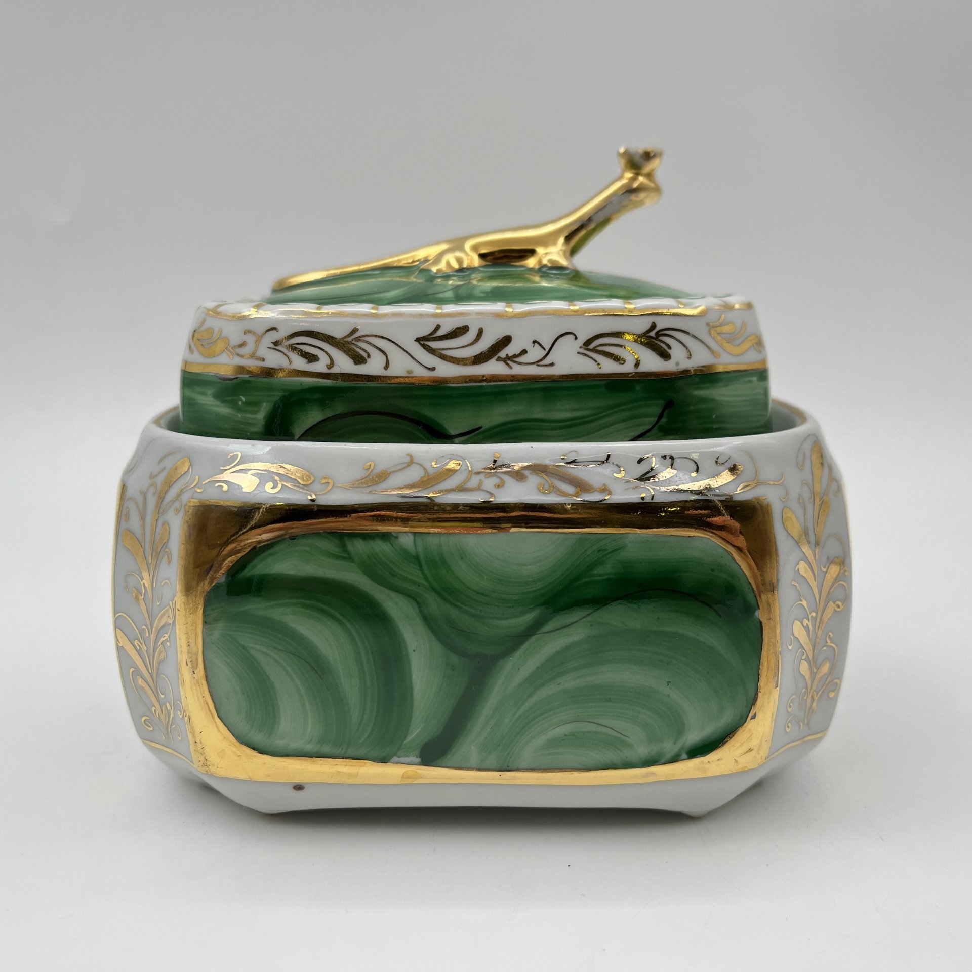 Шкатулка "Малахитовая шкатулка", фарфор, роспись, золочение, Сысертский фарфоровый завод, СССР, 1977-1991 гг.