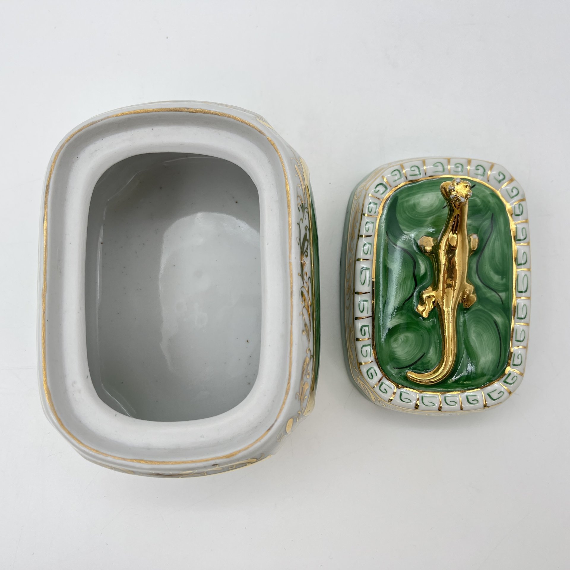 Шкатулка "Малахитовая шкатулка", фарфор, роспись, золочение, Сысертский фарфоровый завод, СССР, 1977-1991 гг.