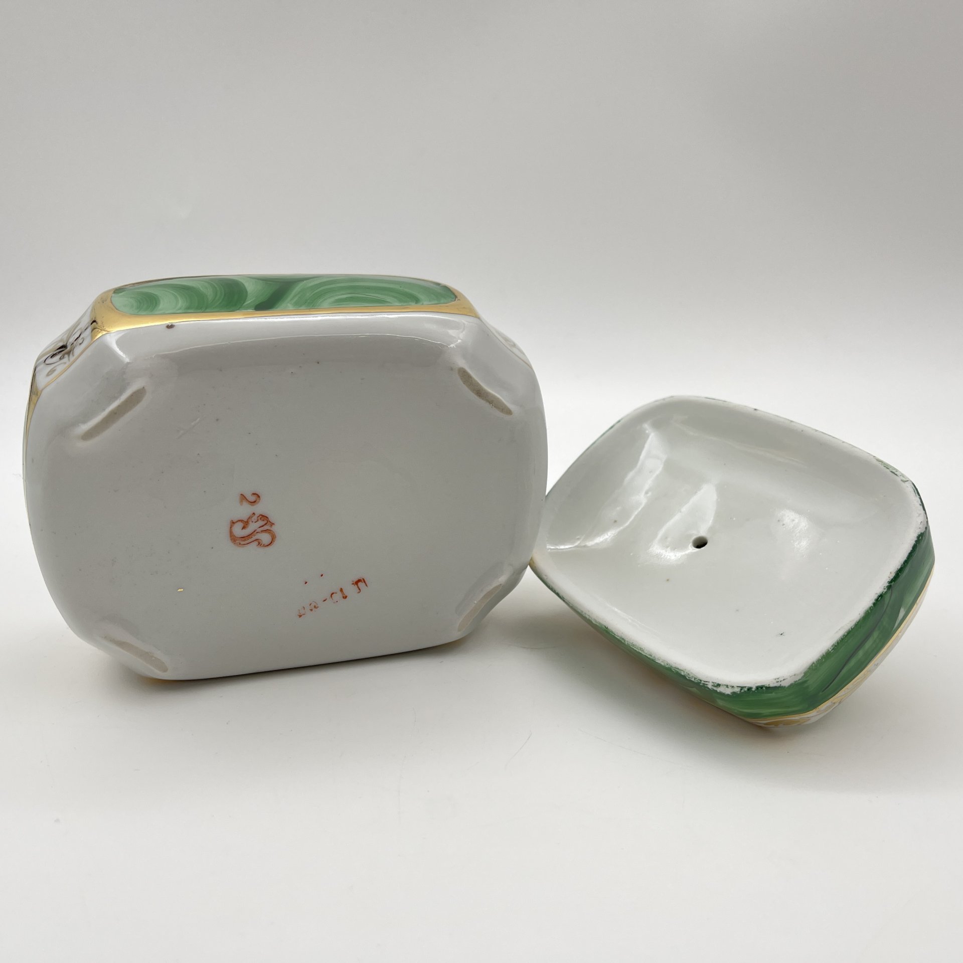 Шкатулка "Малахитовая шкатулка", фарфор, роспись, золочение, Сысертский фарфоровый завод, СССР, 1977-1991 гг.