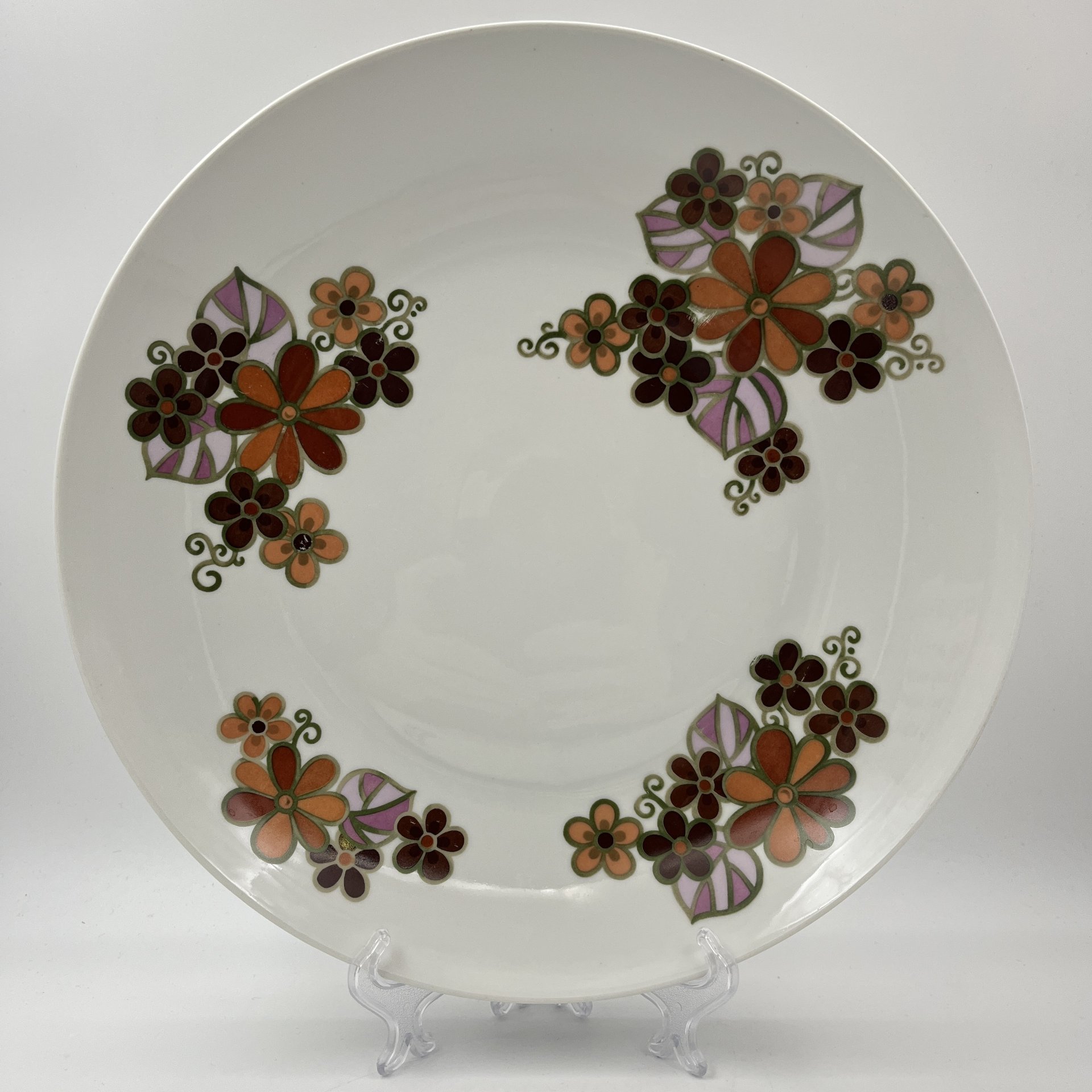 Блюдо, украшенное цветочным декором
