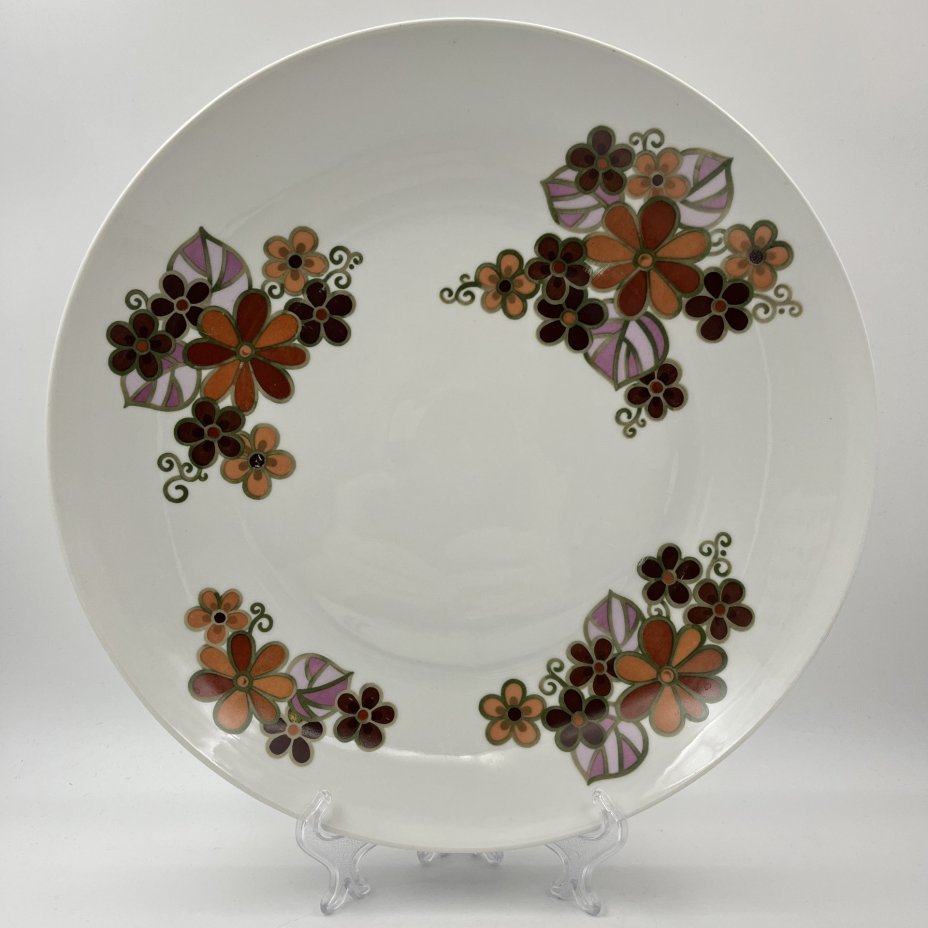 Блюдо, украшенное цветочным декором