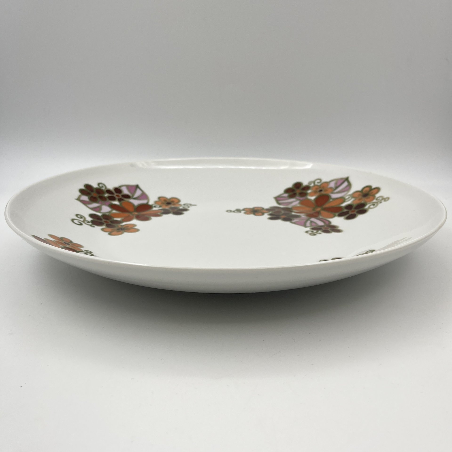 Блюдо, украшенное цветочным декором