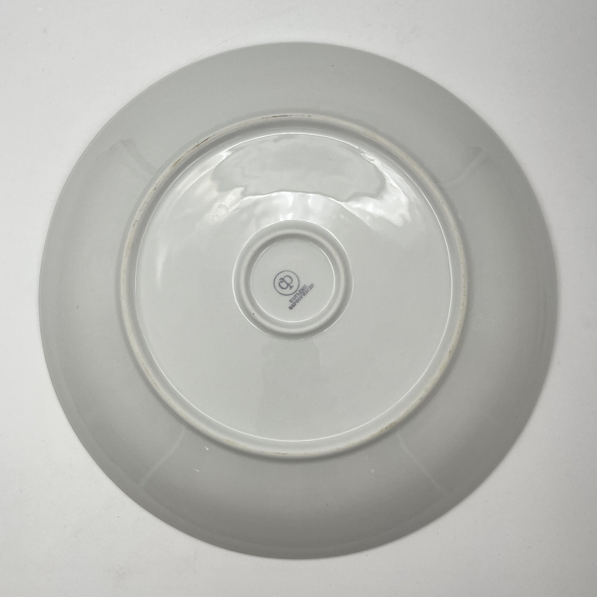 Блюдо, украшенное цветочным декором