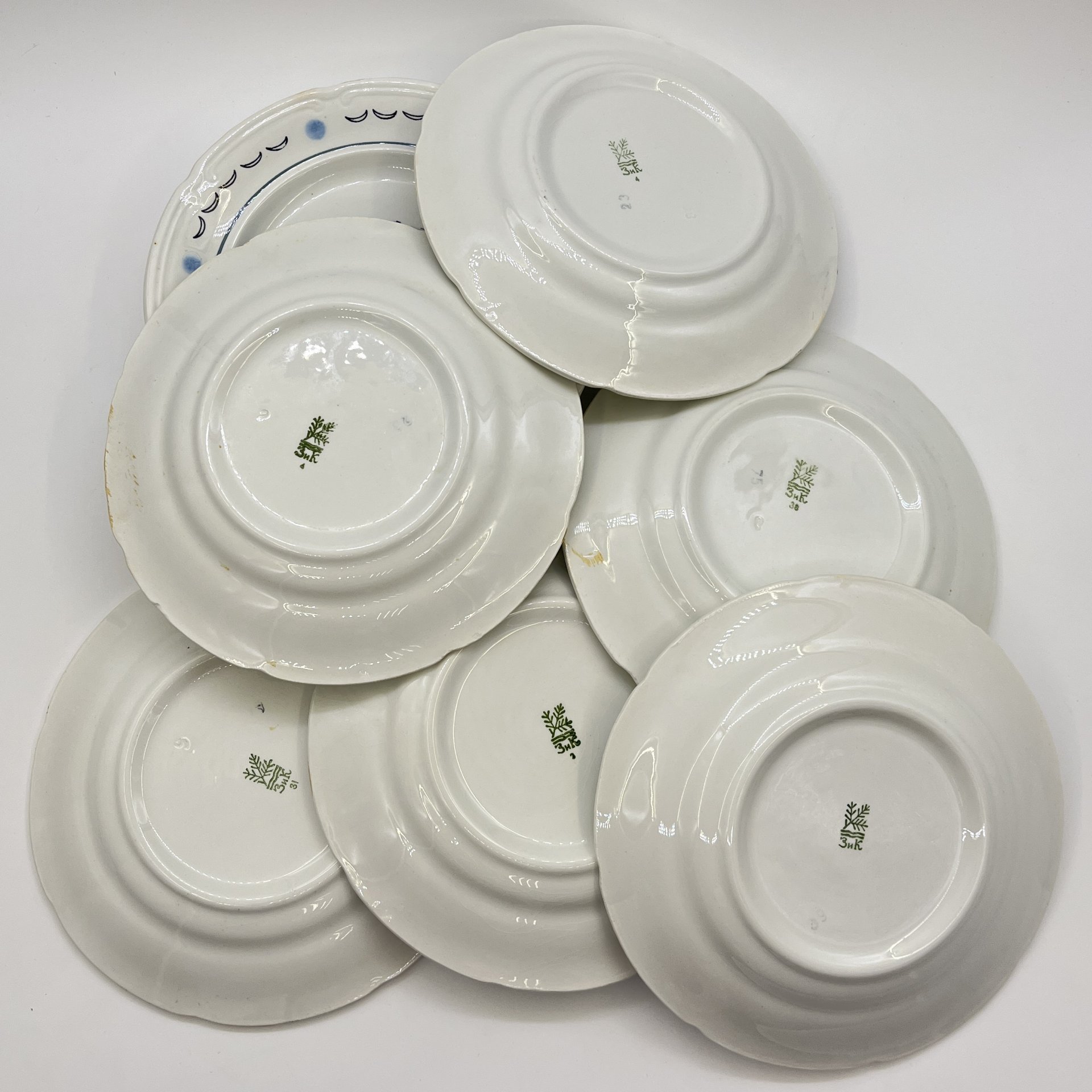 Набор десертных тарелок на 10 персон, фаянс, Конаковский фаянсовый завод им. М.И. Калинина (ЗиК Конаково), СССР, 1962-1974 гг.