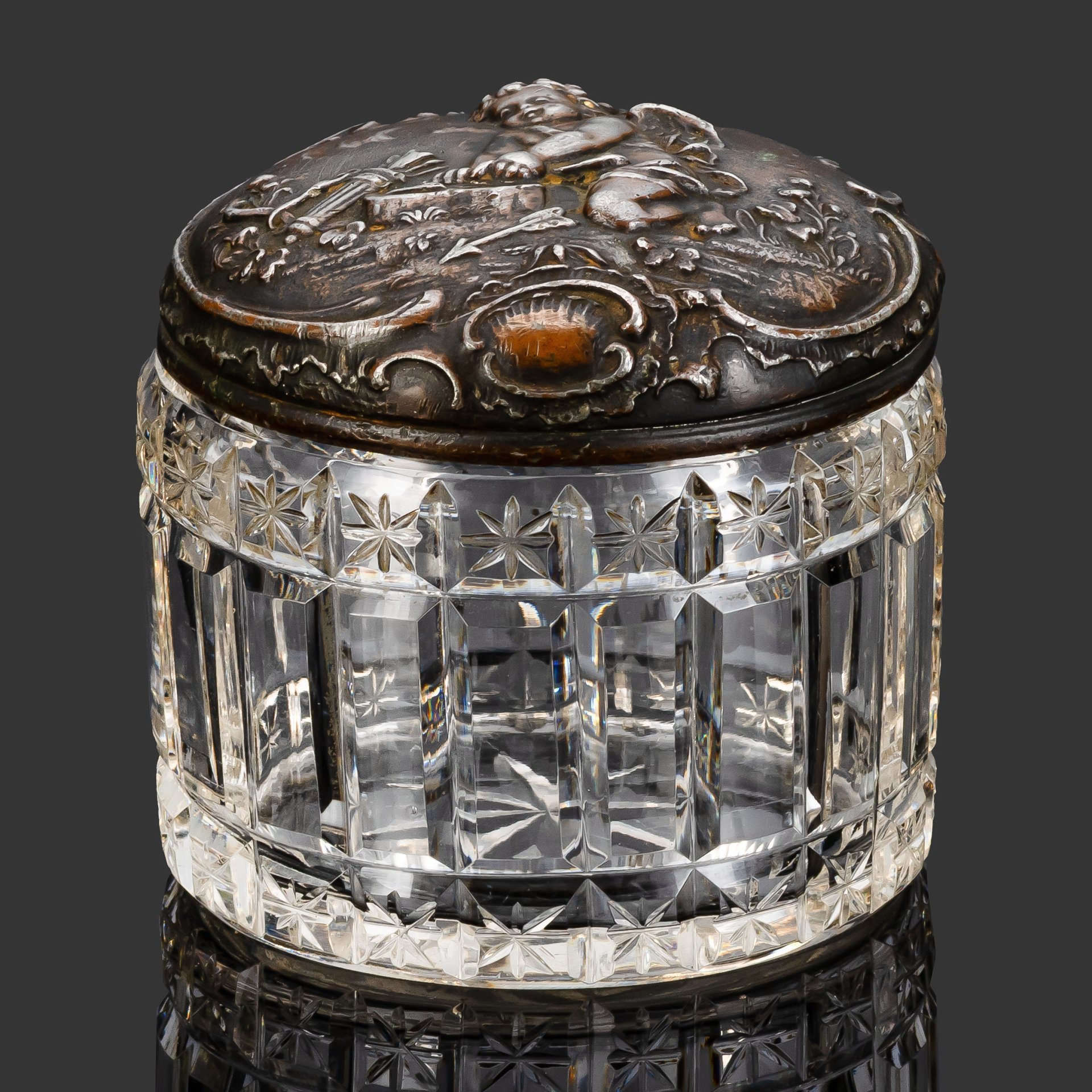 Шкатулка "Амур, точащий стрелу"