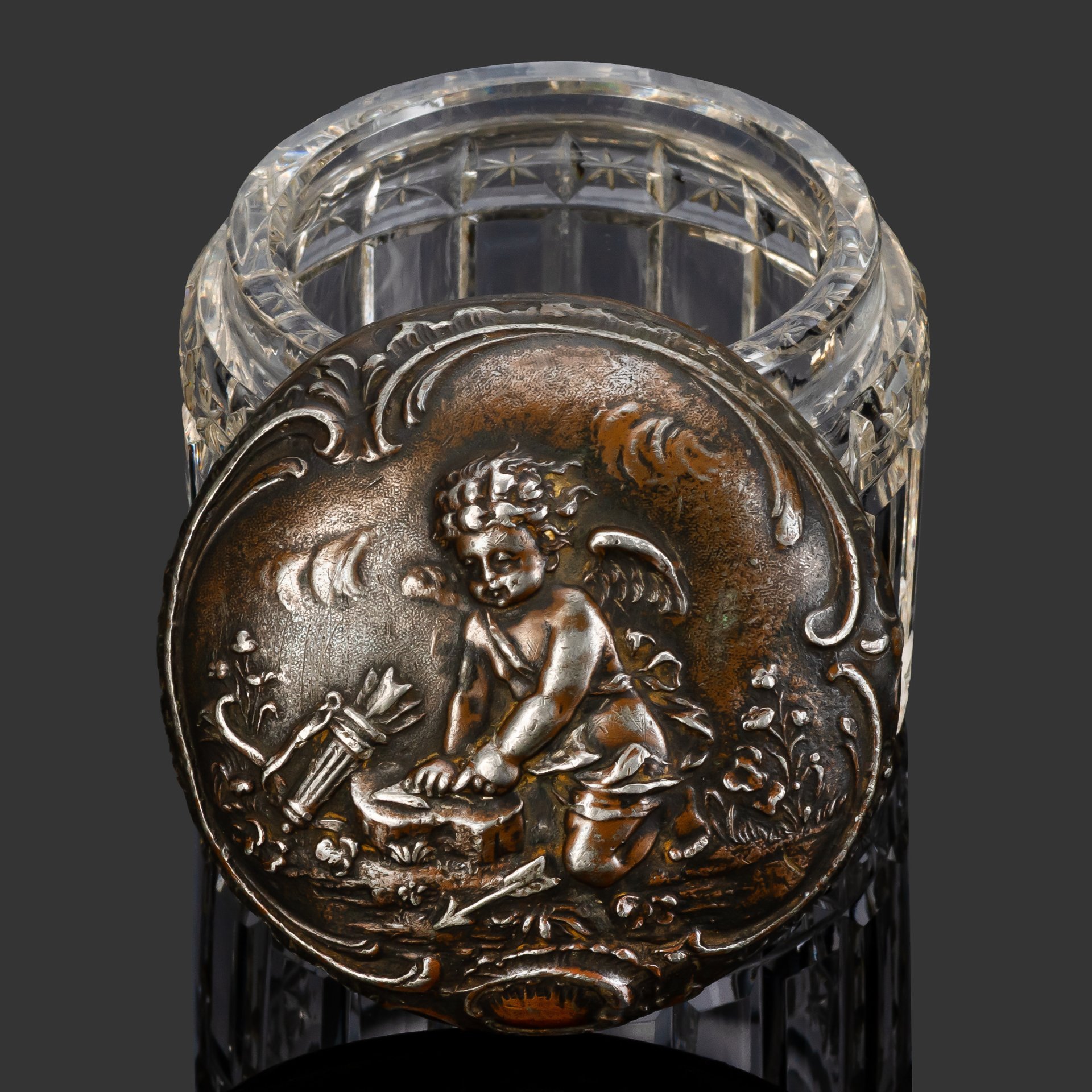 Шкатулка "Амур, точащий стрелу"