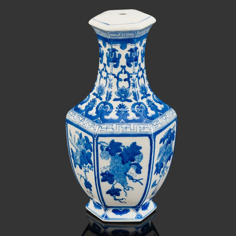 Основание под лампу в сине-белой гамме, выполненная в традиционном китайском стиле