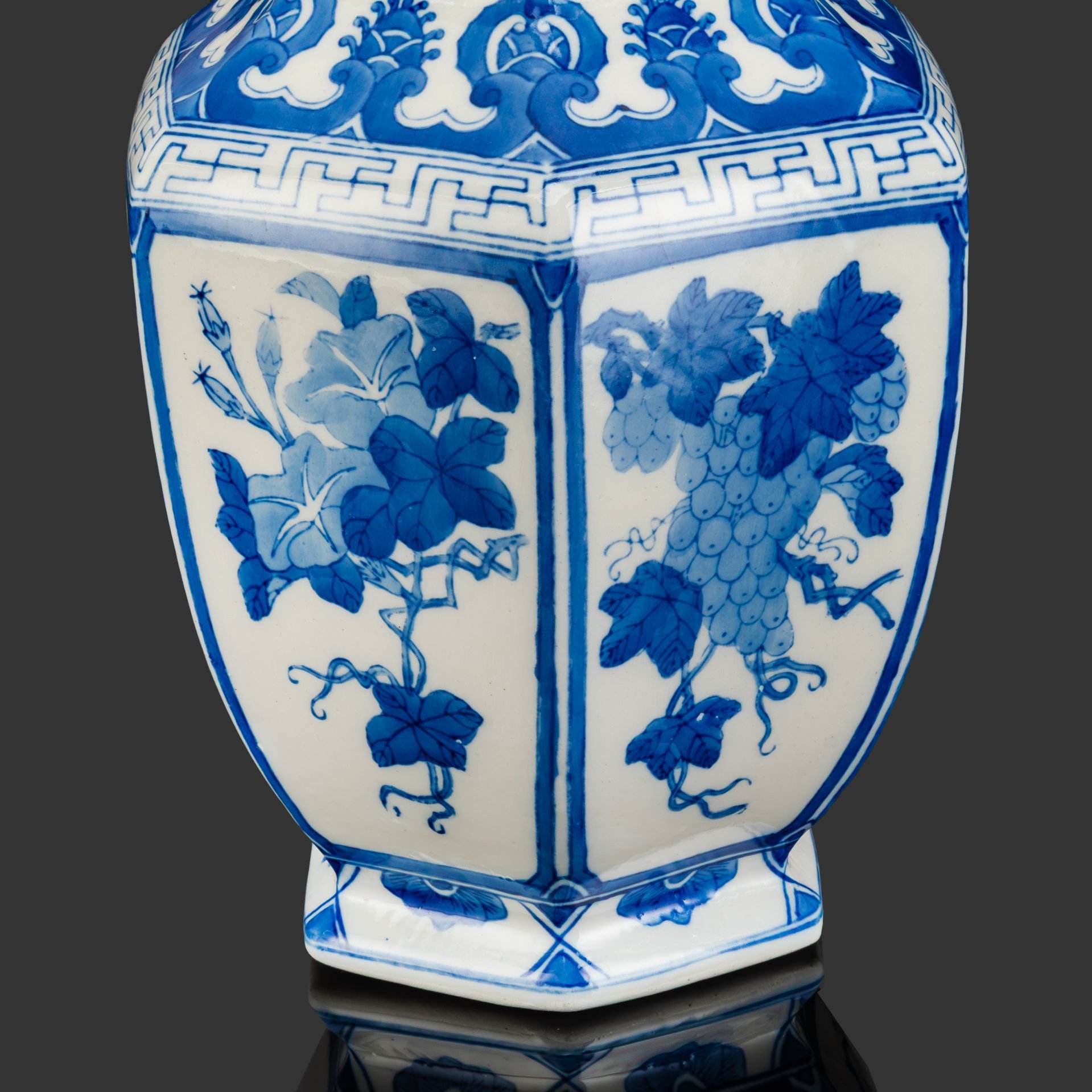 Основание под лампу в сине-белой гамме, выполненная в традиционном китайском стиле