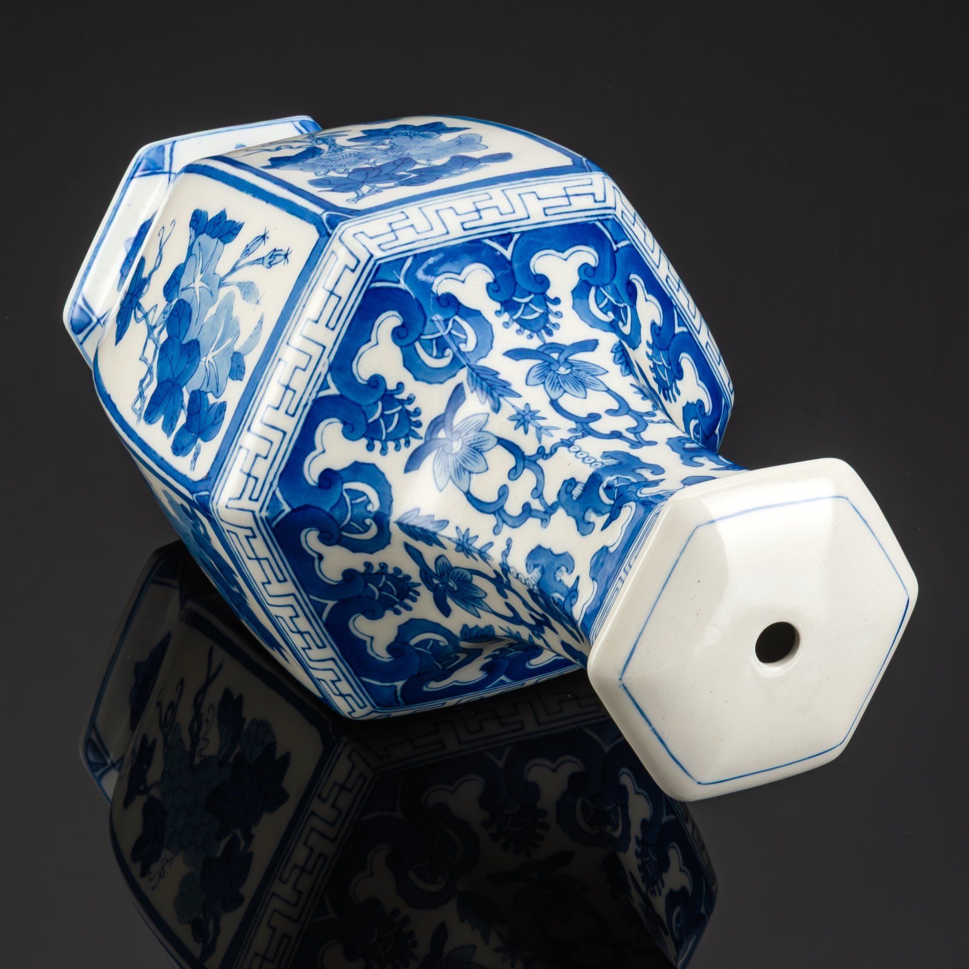 Основание под лампу в сине-белой гамме, выполненная в традиционном китайском стиле