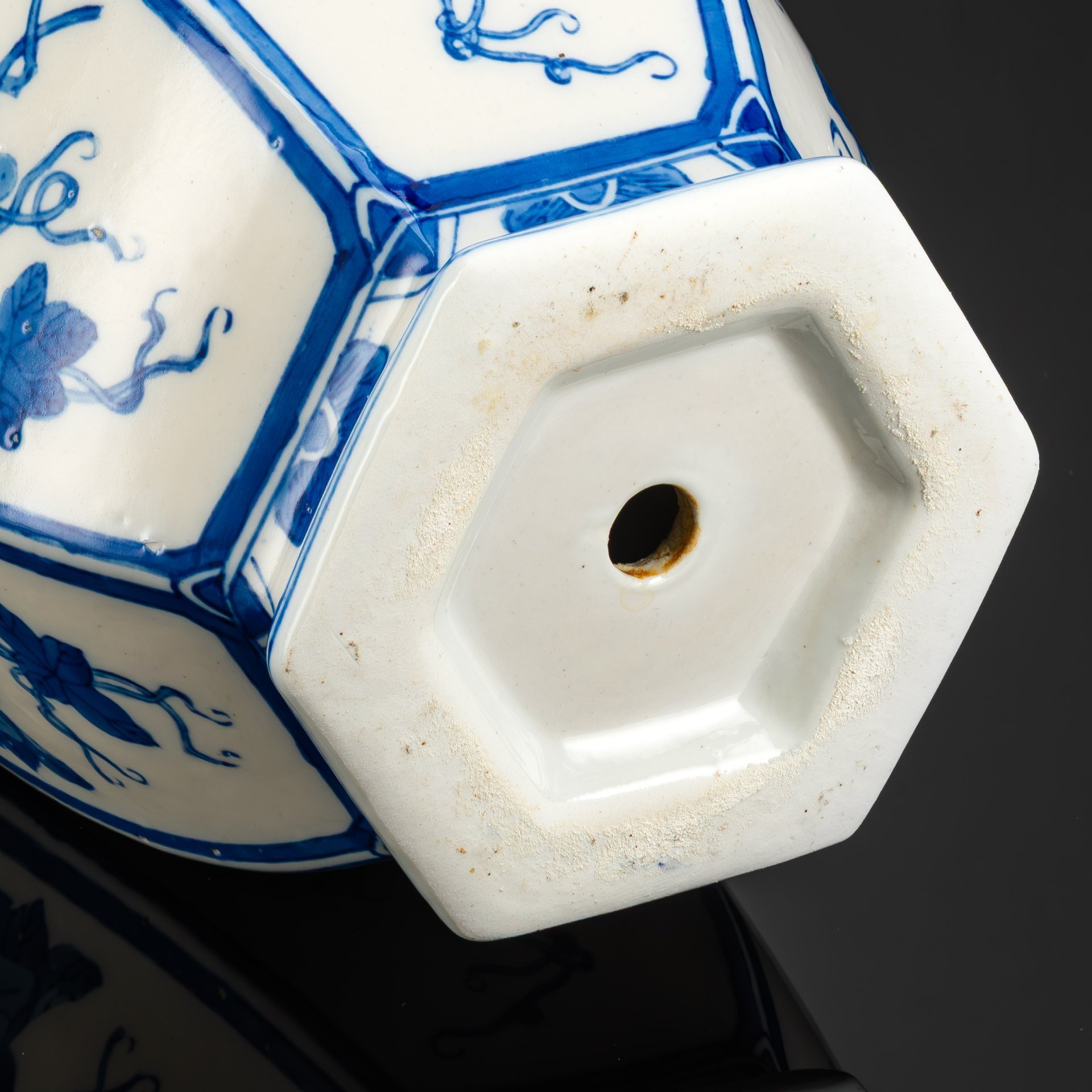 Основание под лампу в сине-белой гамме, выполненная в традиционном китайском стиле