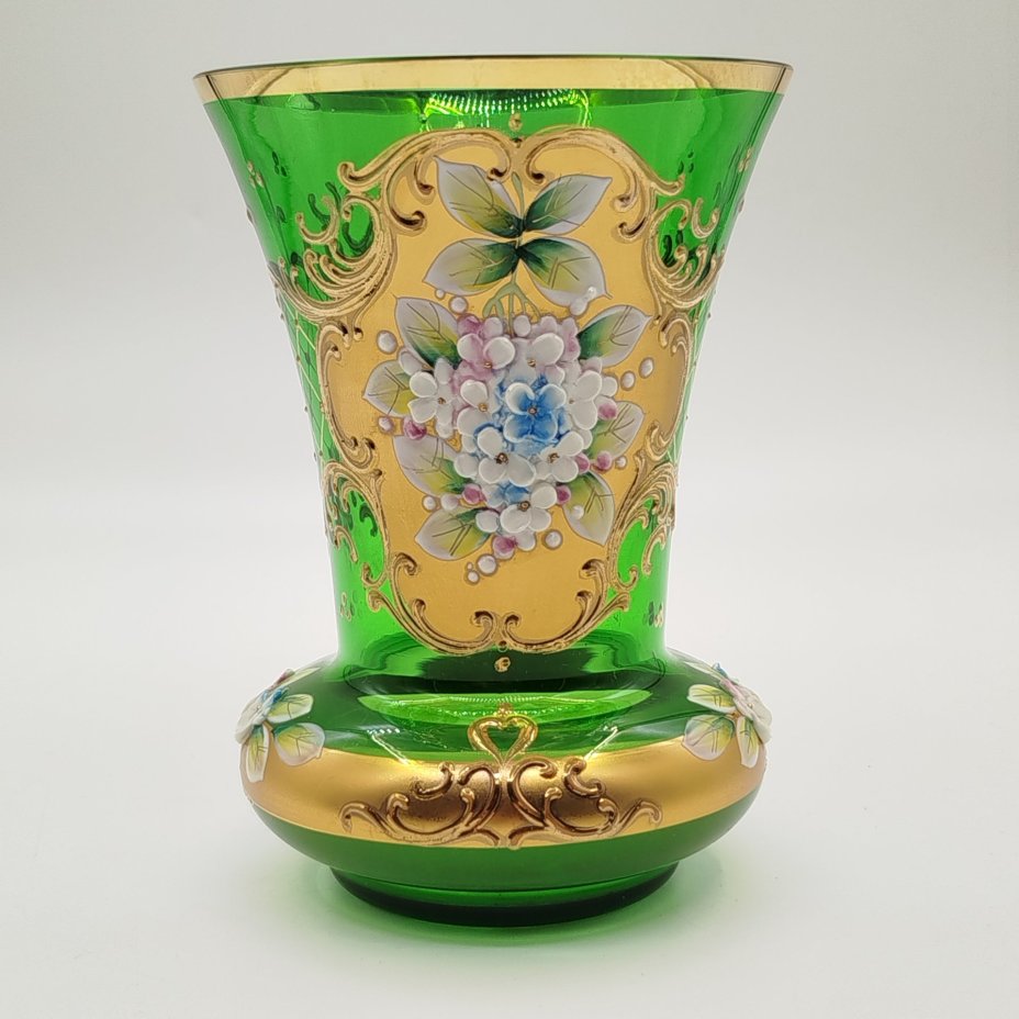 Ваза зелёного оттенка, украшенная лепным цветочным декором